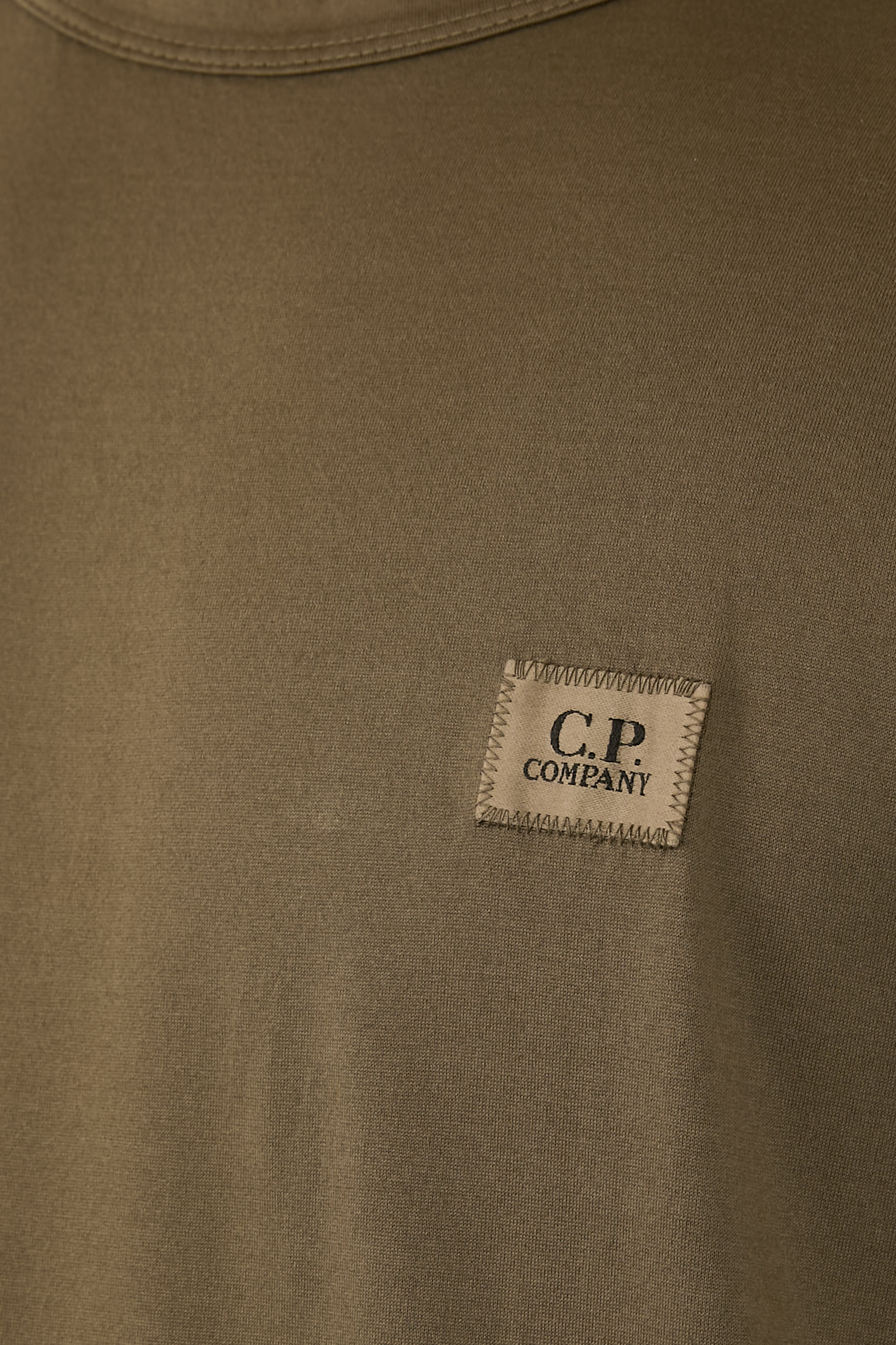 تيشيرت برقعة بشعار الماركة