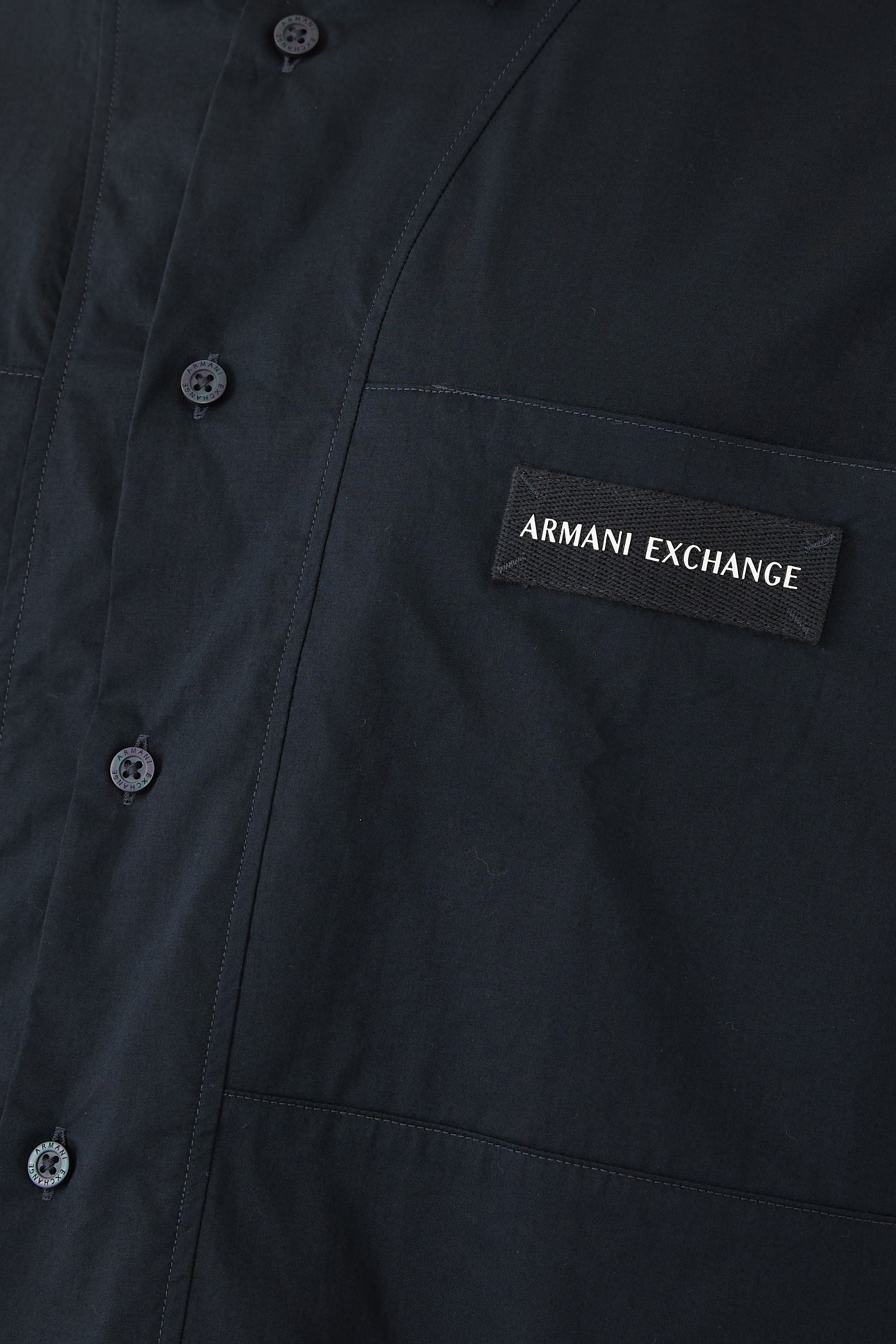 قميص بشعار الماركة