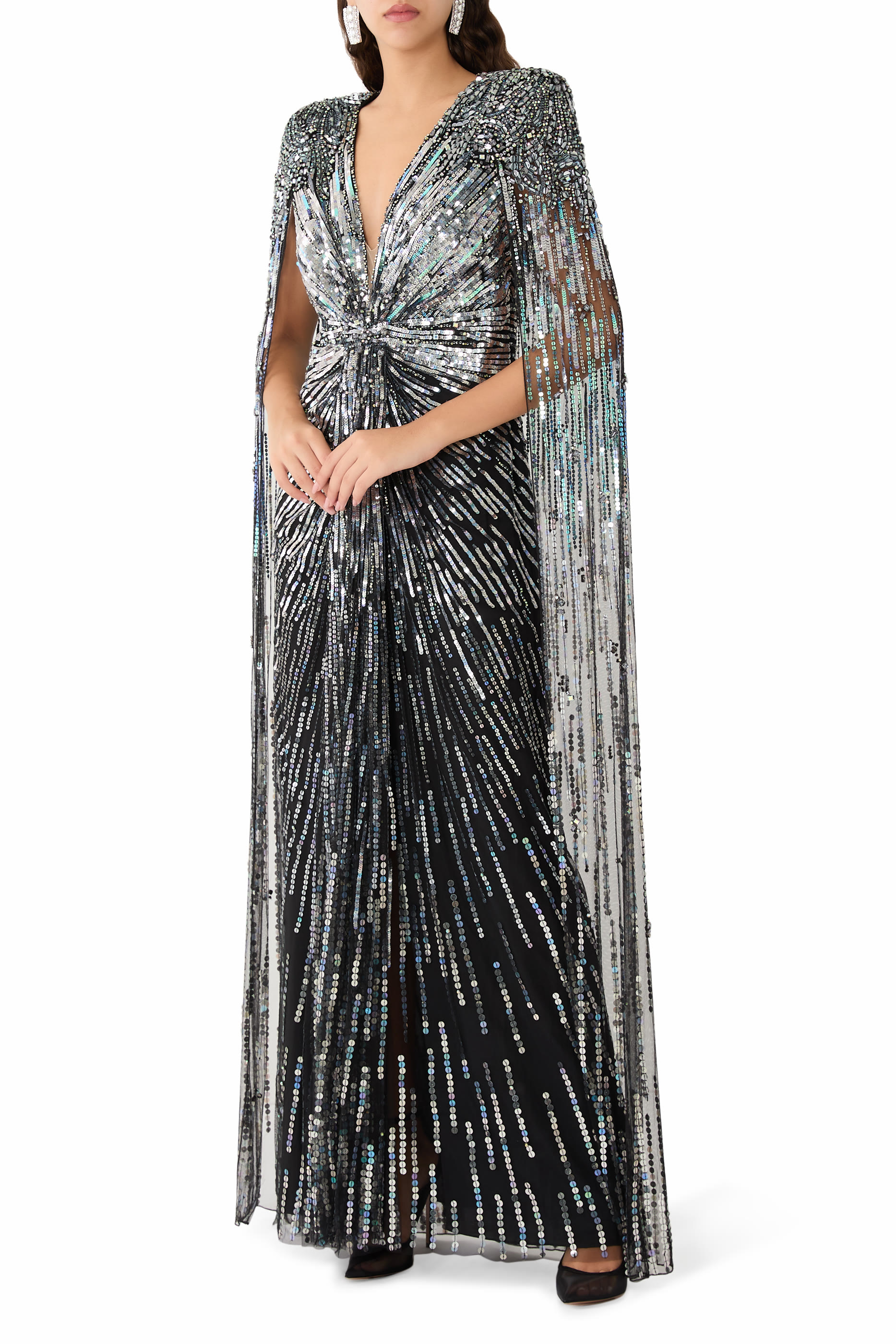 فستان سهرة مطرز بتصميم كاب تول