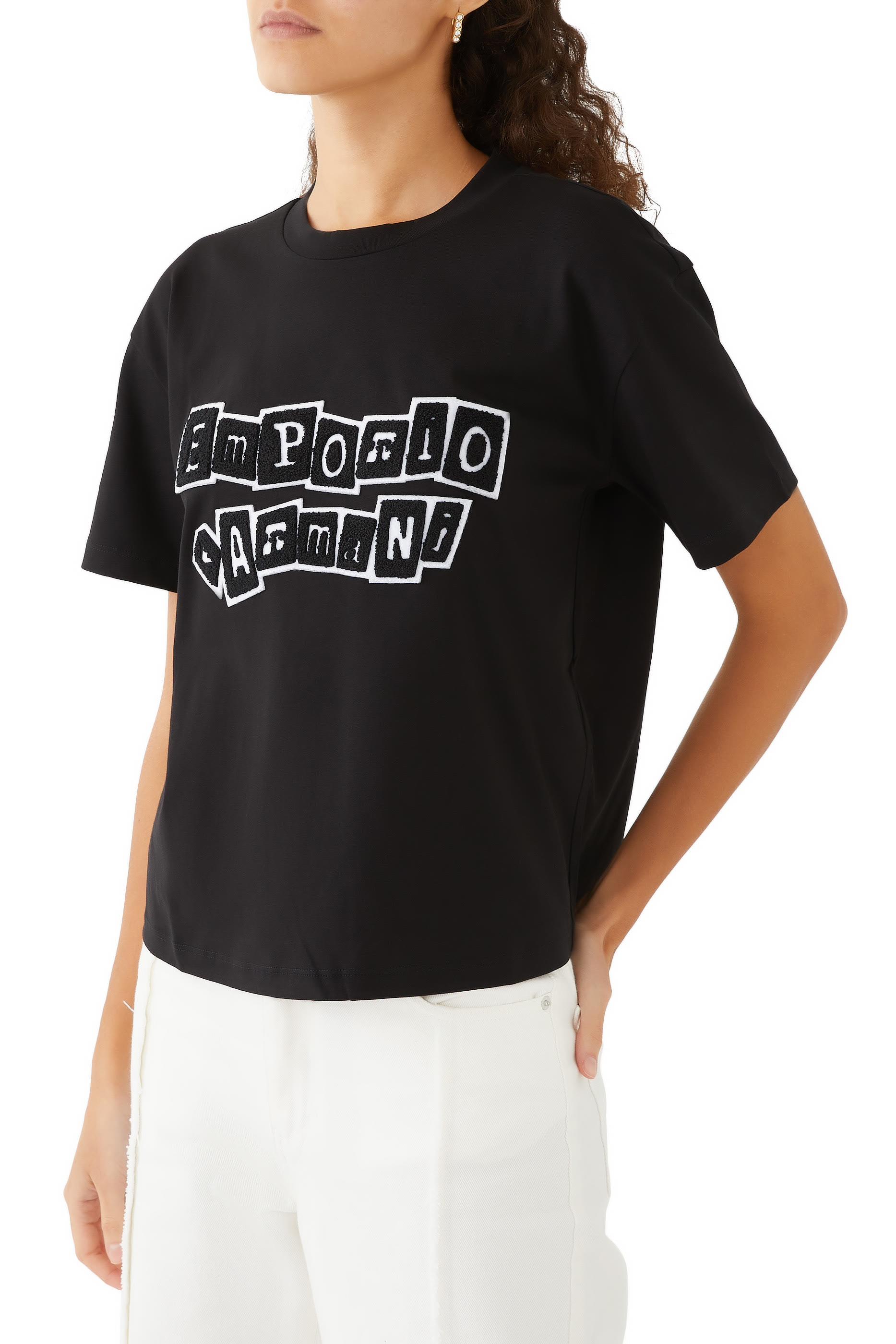 تيشيرت بشعار الماركة المطرز بتصميم ملصق