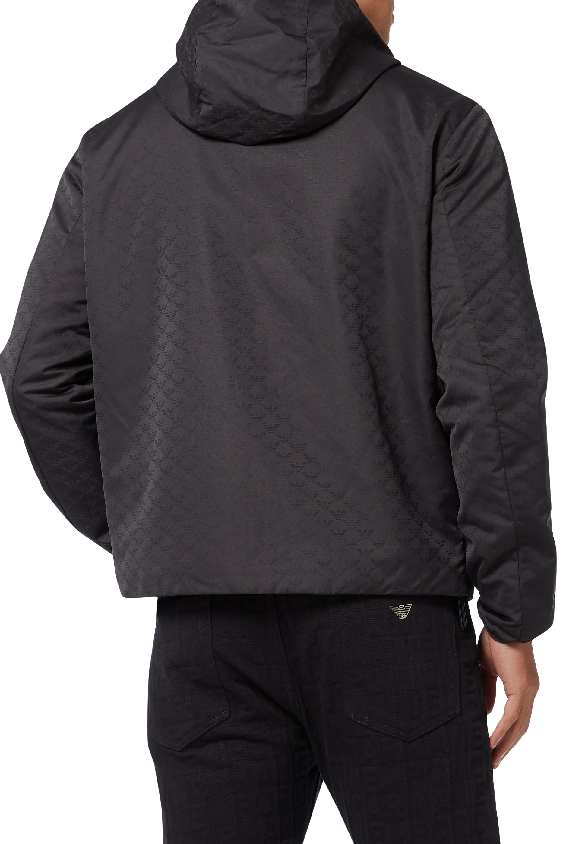 جاكيت نايلون بغطاء رأس ونقشة شعار الماركة