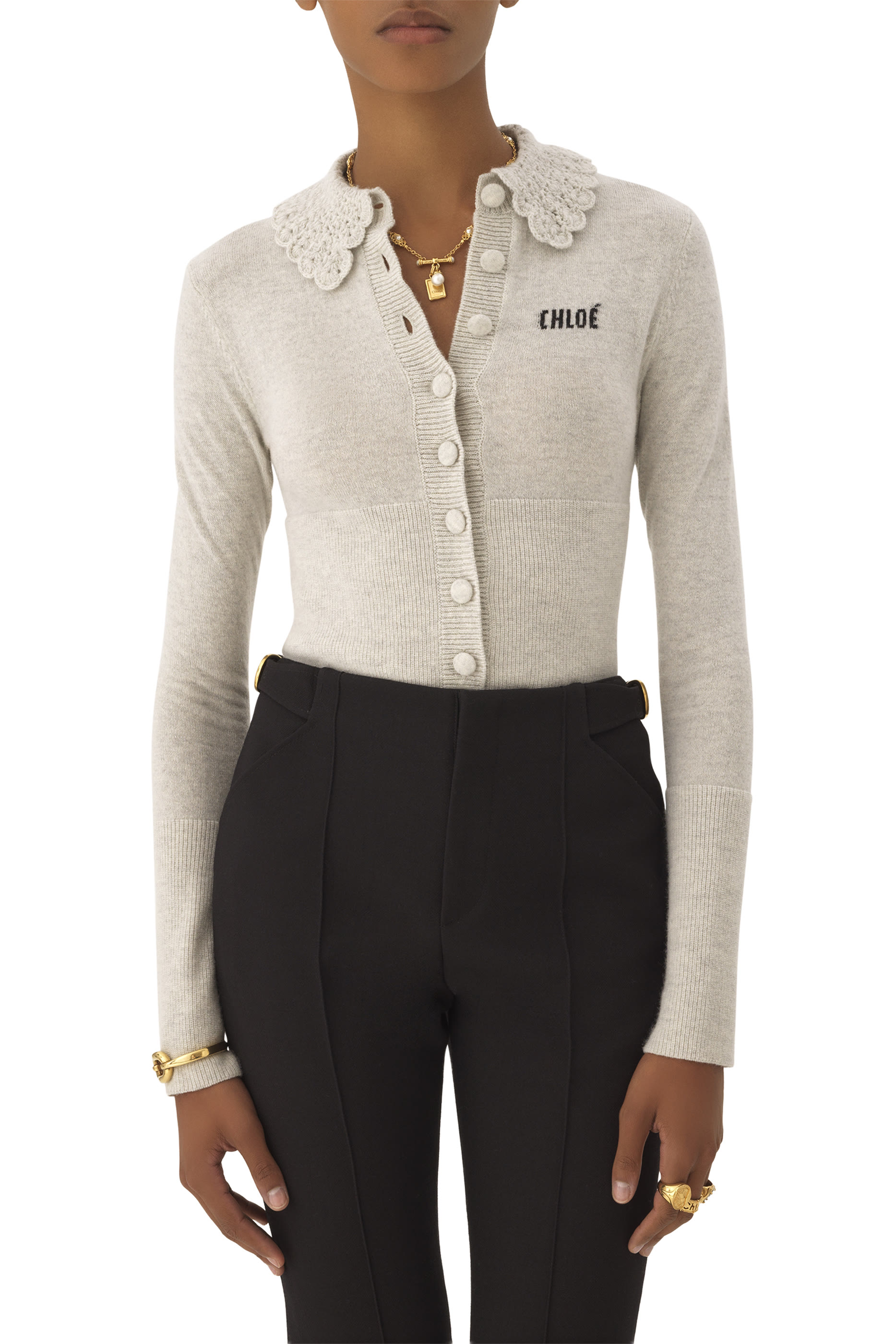 كارديغان بقصة ضيقة وشعار الماركة