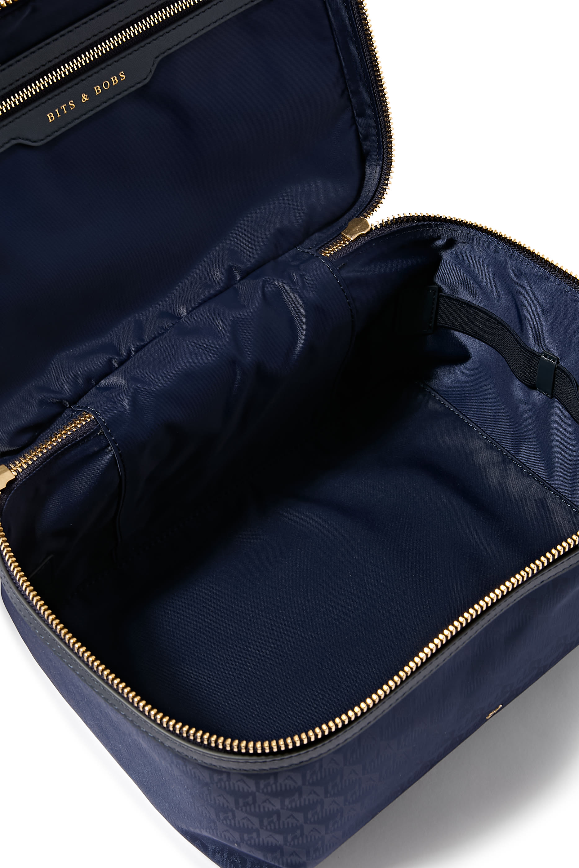 حقيبة مكياج بشعار الماركة