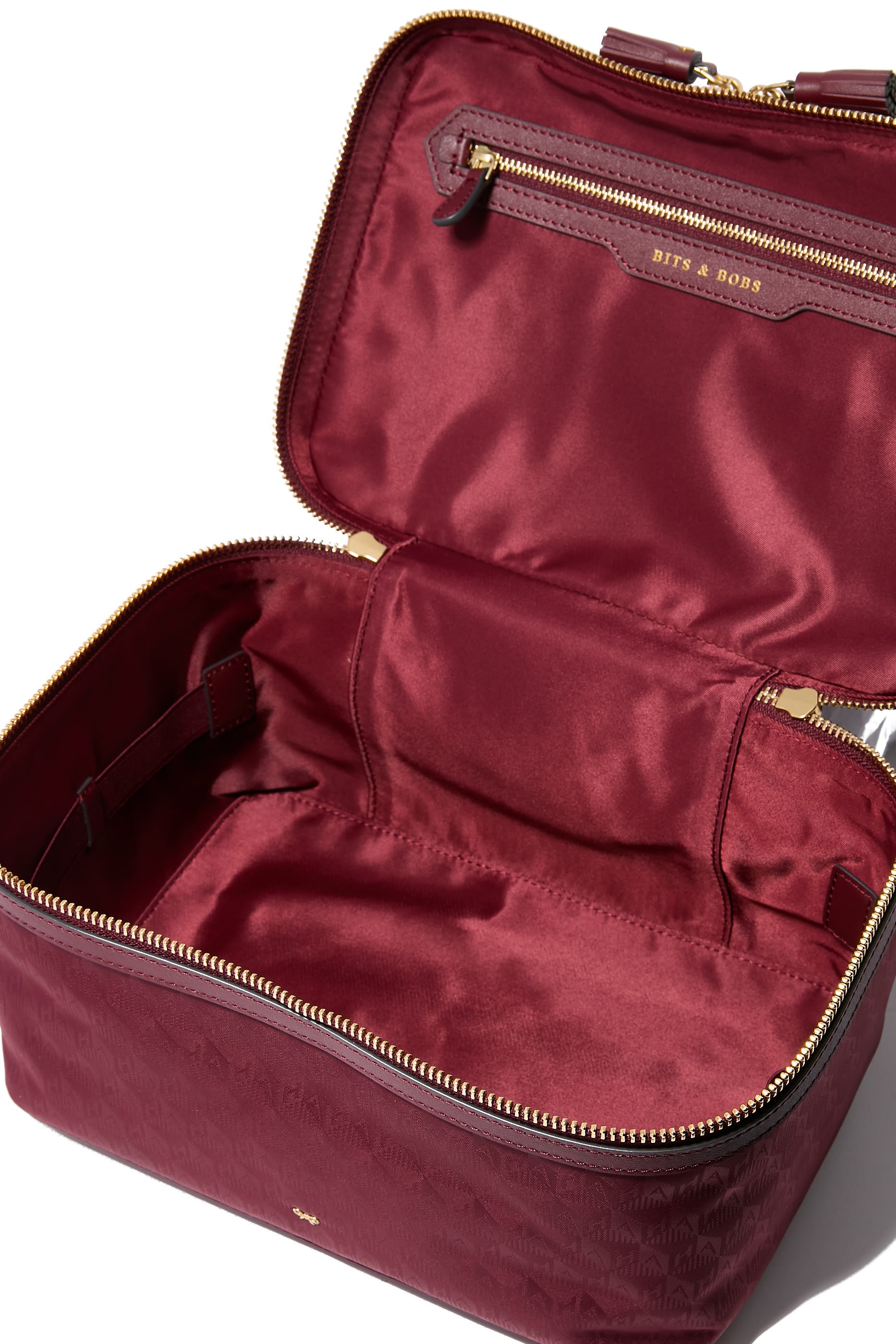 حقيبة مستحضرات تجميل بشعار الماركة