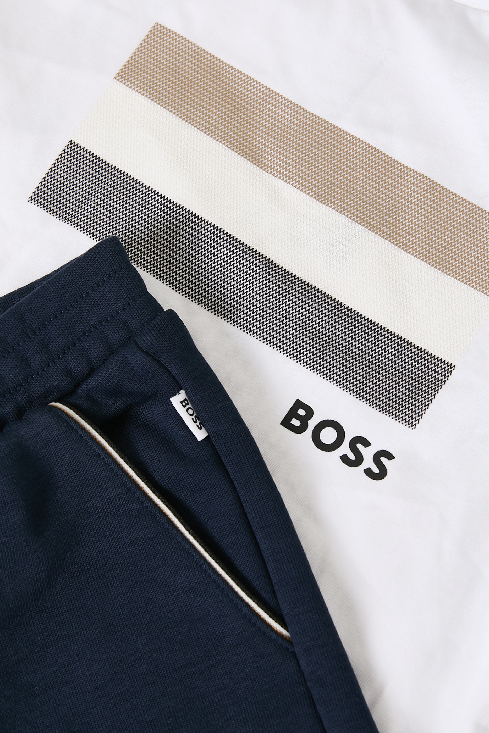 طقم تيشيرت وشورت بشعار الماركة للأطفال