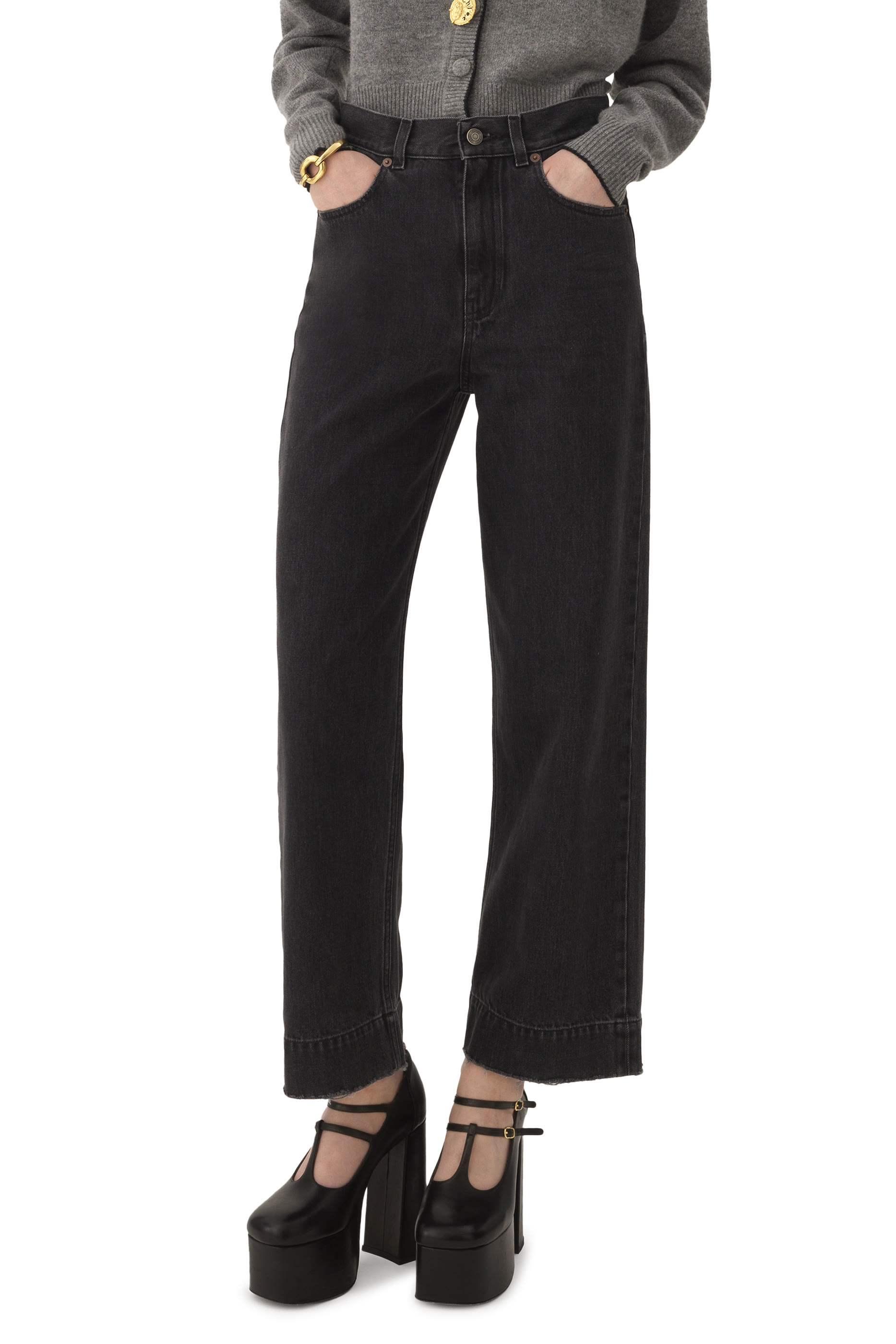 بنطال جينز قصة قصيرة وخصر مرتفع