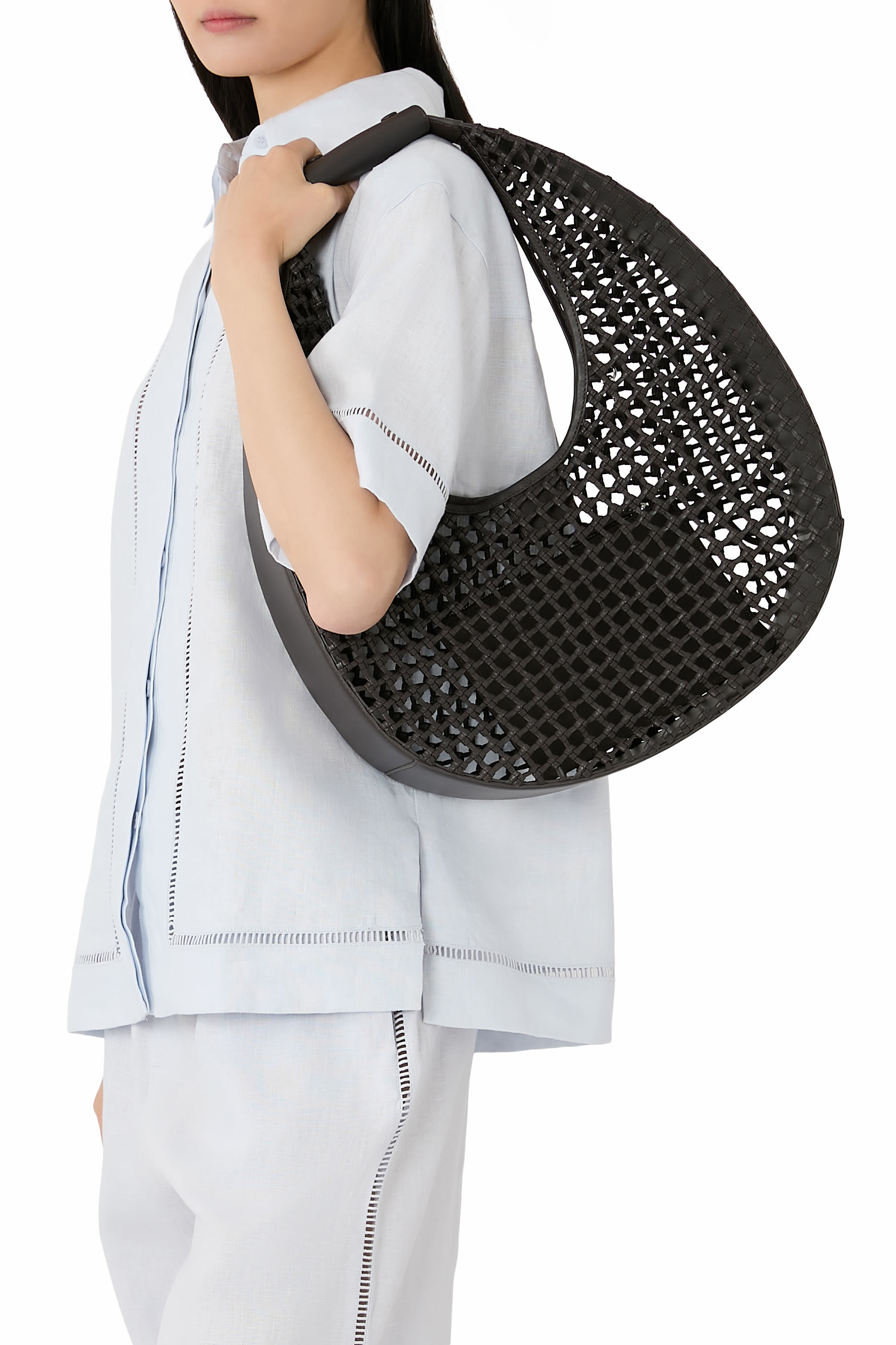 حقيبة يد كبيرة بتصميم مقوس معقود يدويًا