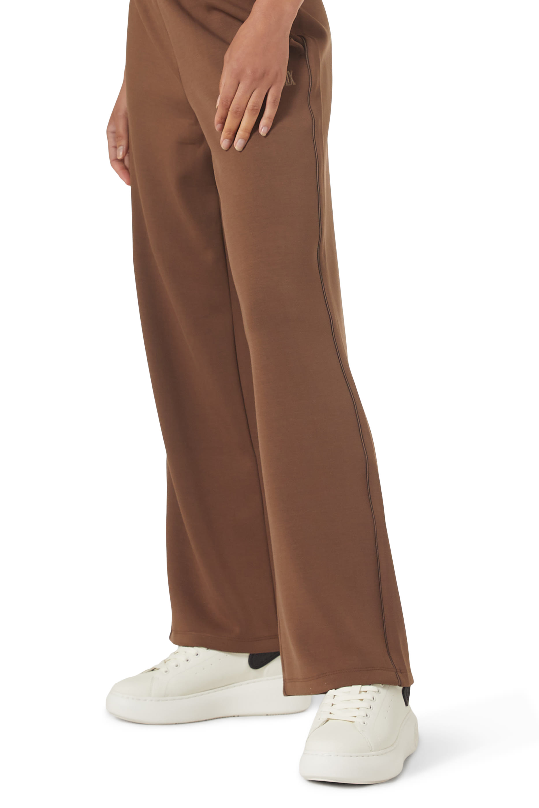 سنيكرز بشعار الماركة ونعل سميك