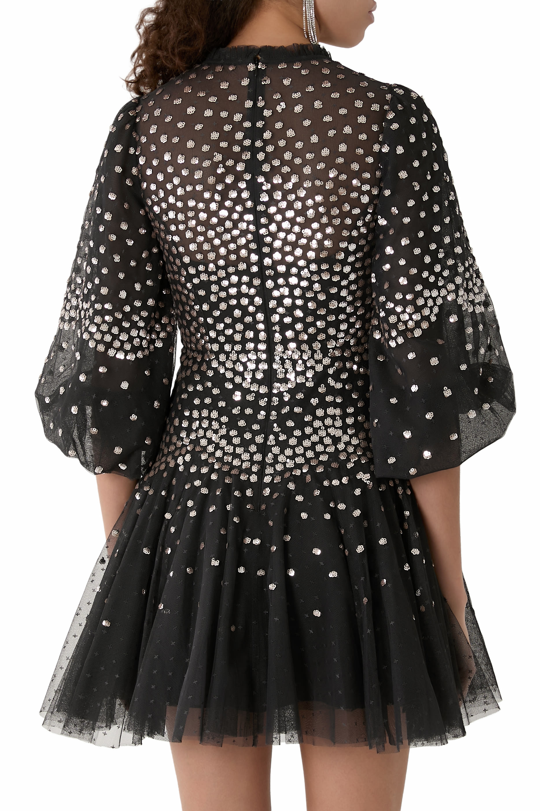 فستان قصير بياقة مستديرة صدفية وتطريزات بترتر