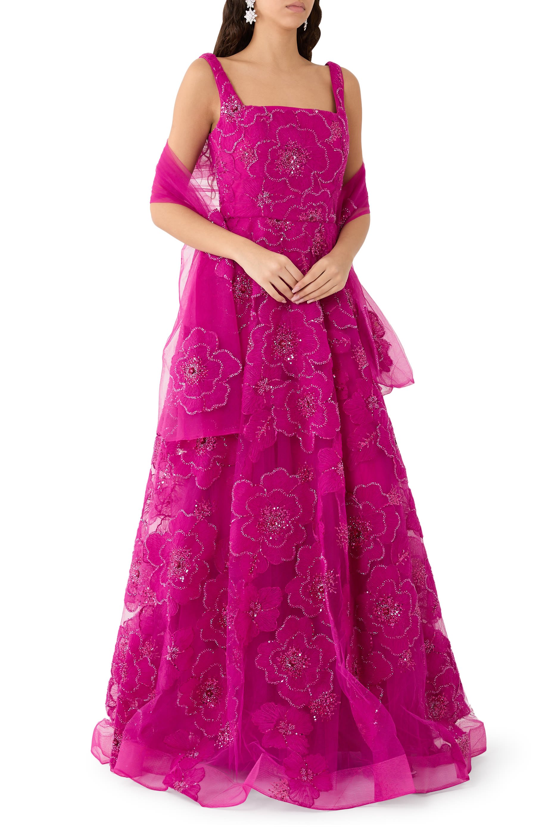 فستان سهرة بياقة مربعة وقصة واسعة نحو الأسفل بزهور