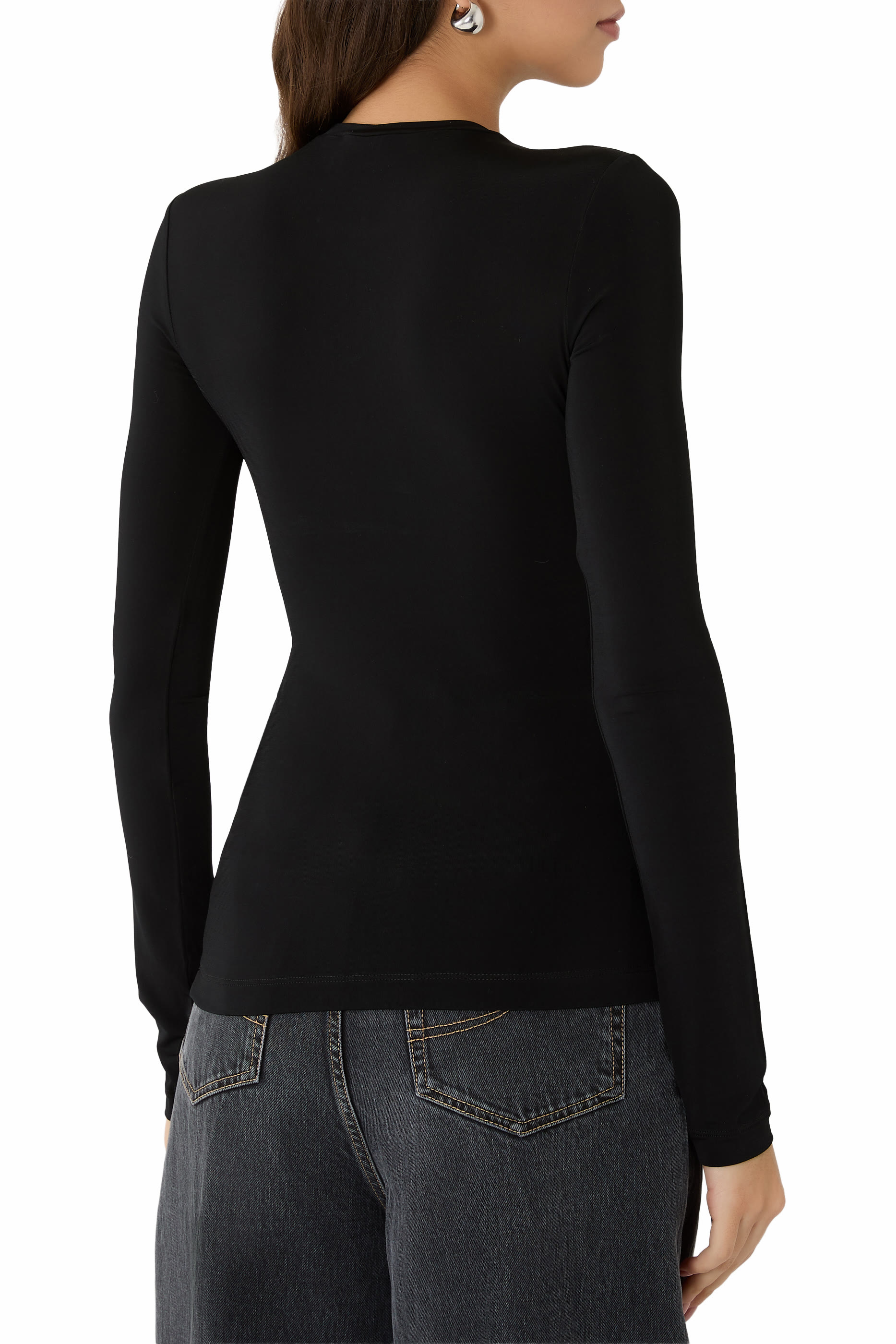 بلوزة بتصميم سيك سكين وأكمام طويلة مزينة بشعار الماركة