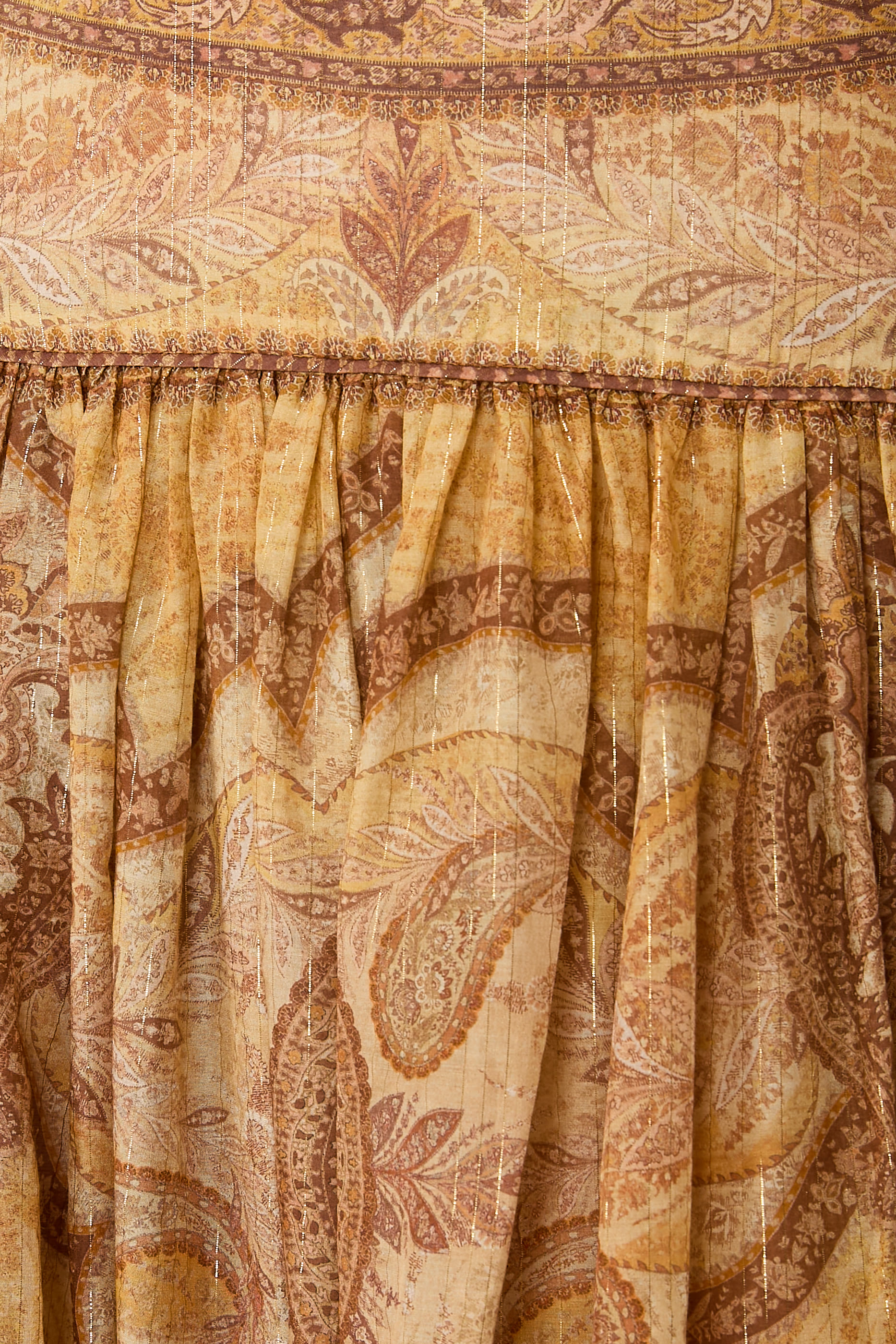 تنورة واندرلاست طويلة