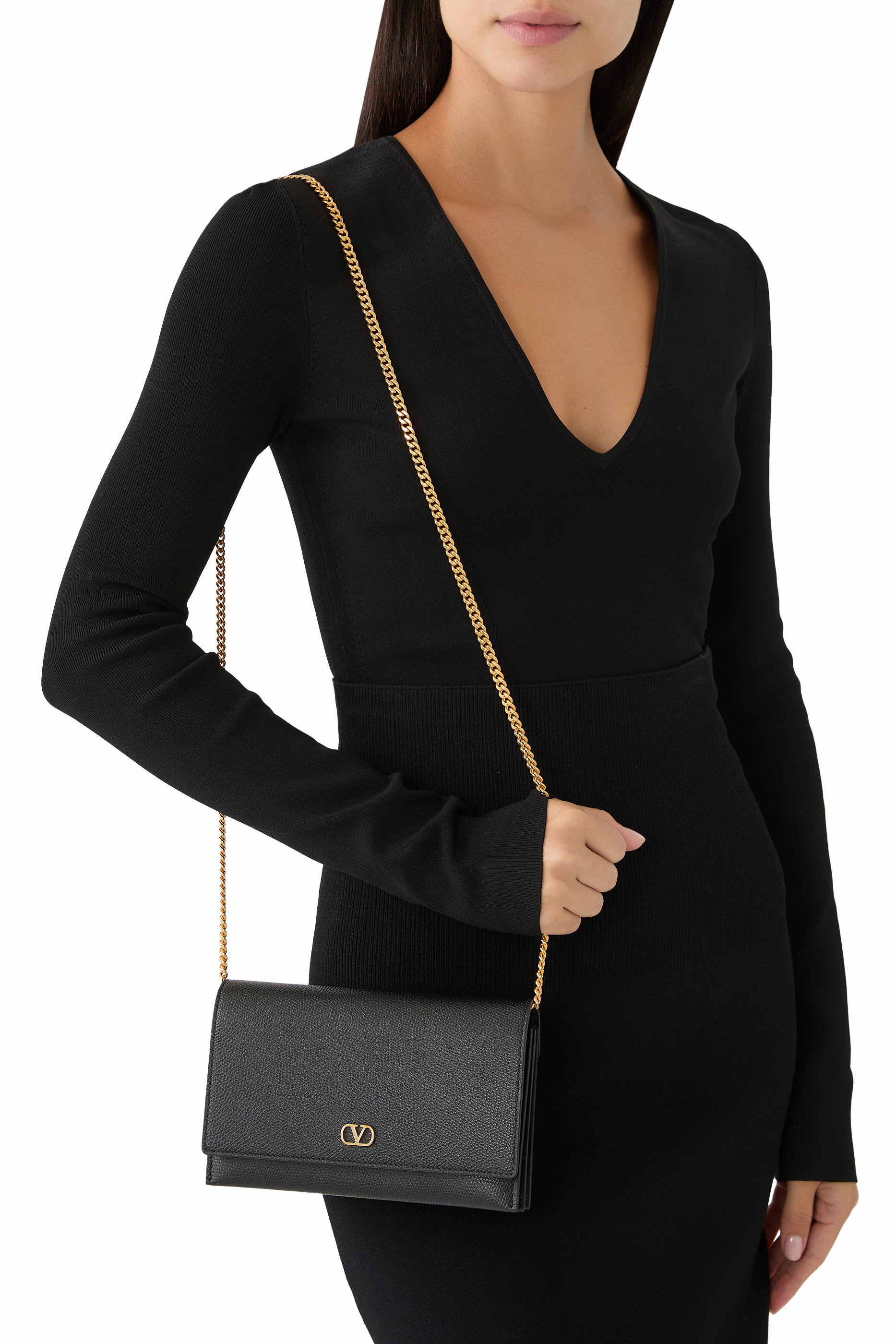 حقيبة صغيرة بسلسلة وشعار حرف الماركة الشهير