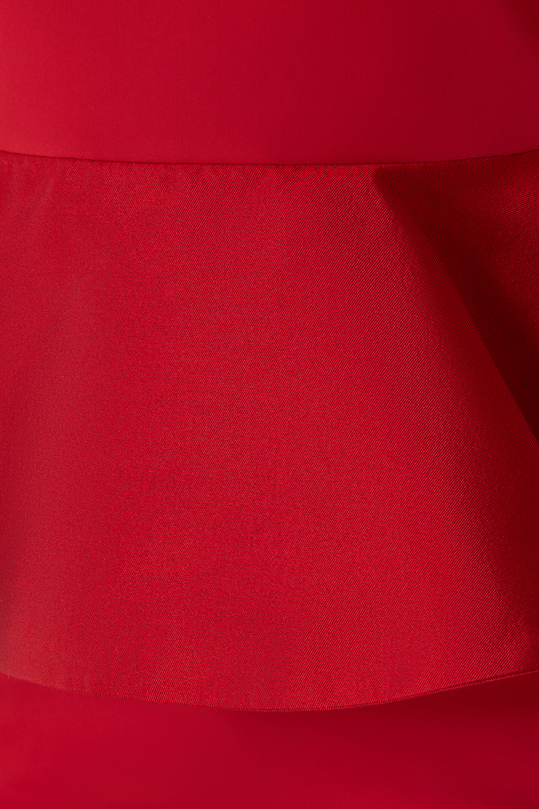 فستان كوكتيل بكتف واحد وتفاصيل كشكش