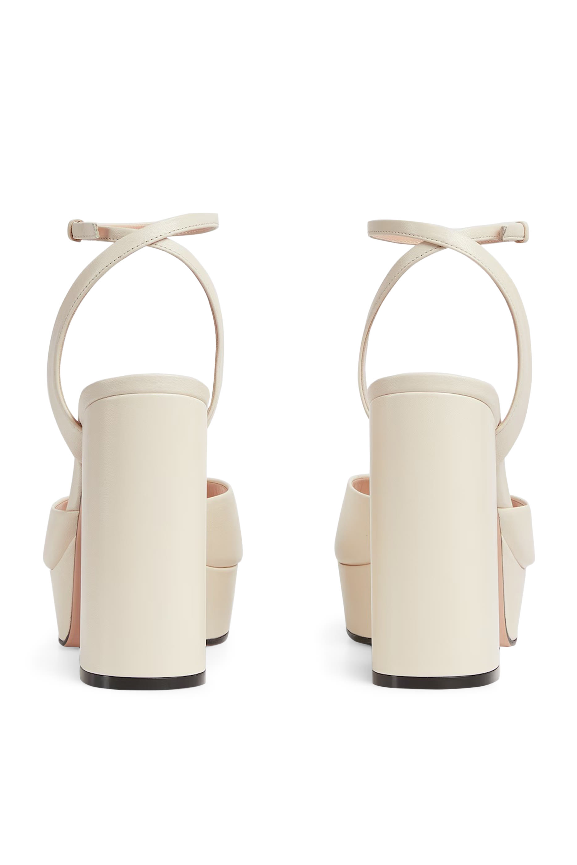 صندل بنعل عريض 115 وحلية شعار الماركة