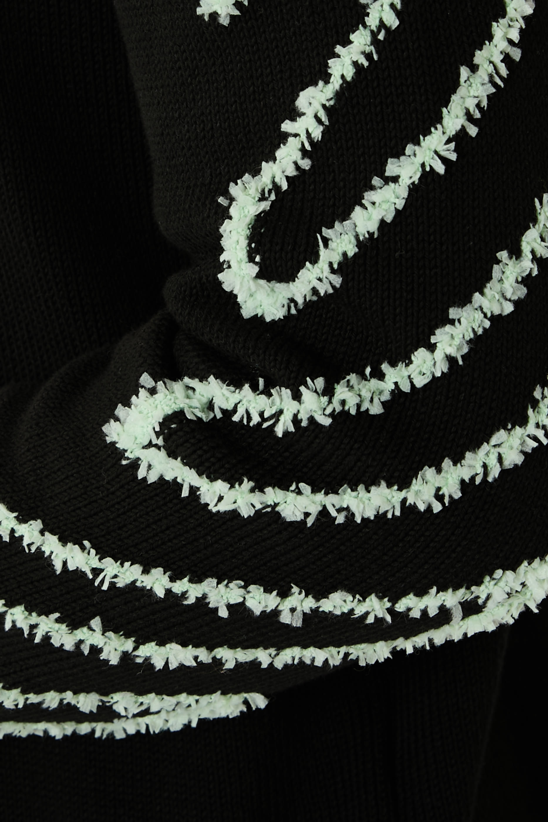 كنزة بياقة ضيقة بنقشة أسهم مائلة