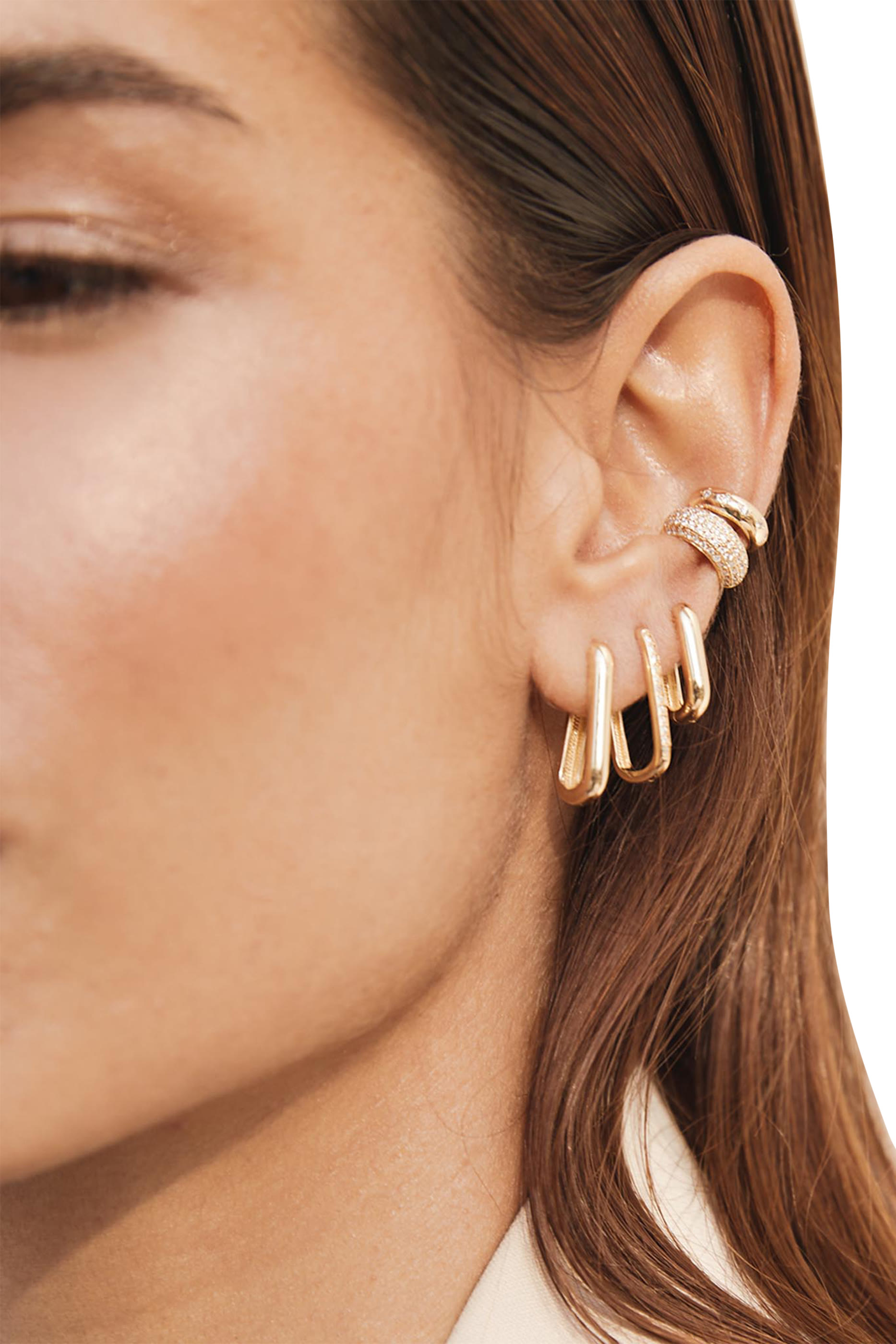 أقراط كبيرة بإغلاق مفصلي وتصميم بيضاوي سميك مرصع بالماس، ذهب أصفر عيار 14