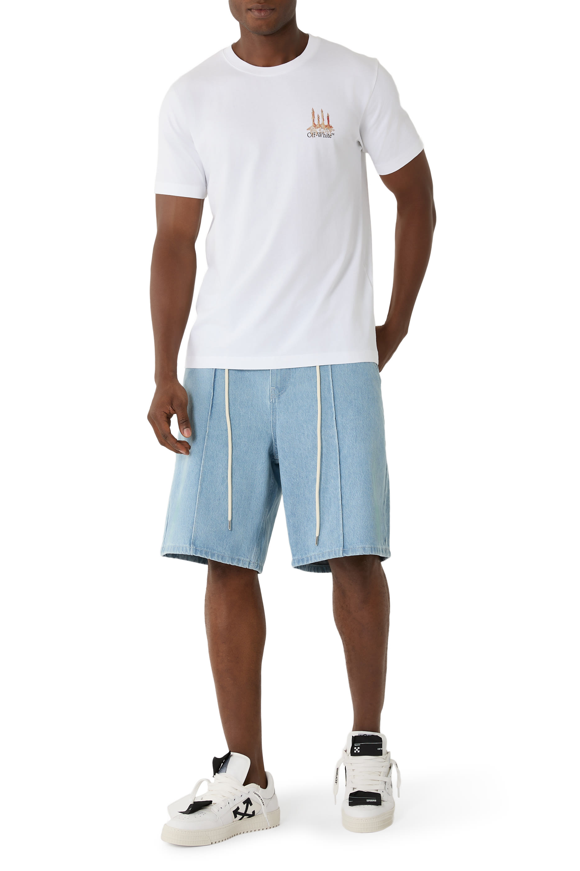 تيشيرت بقصة ضيقة وشعار الماركة مزين بطبعة مبنى وأسهم