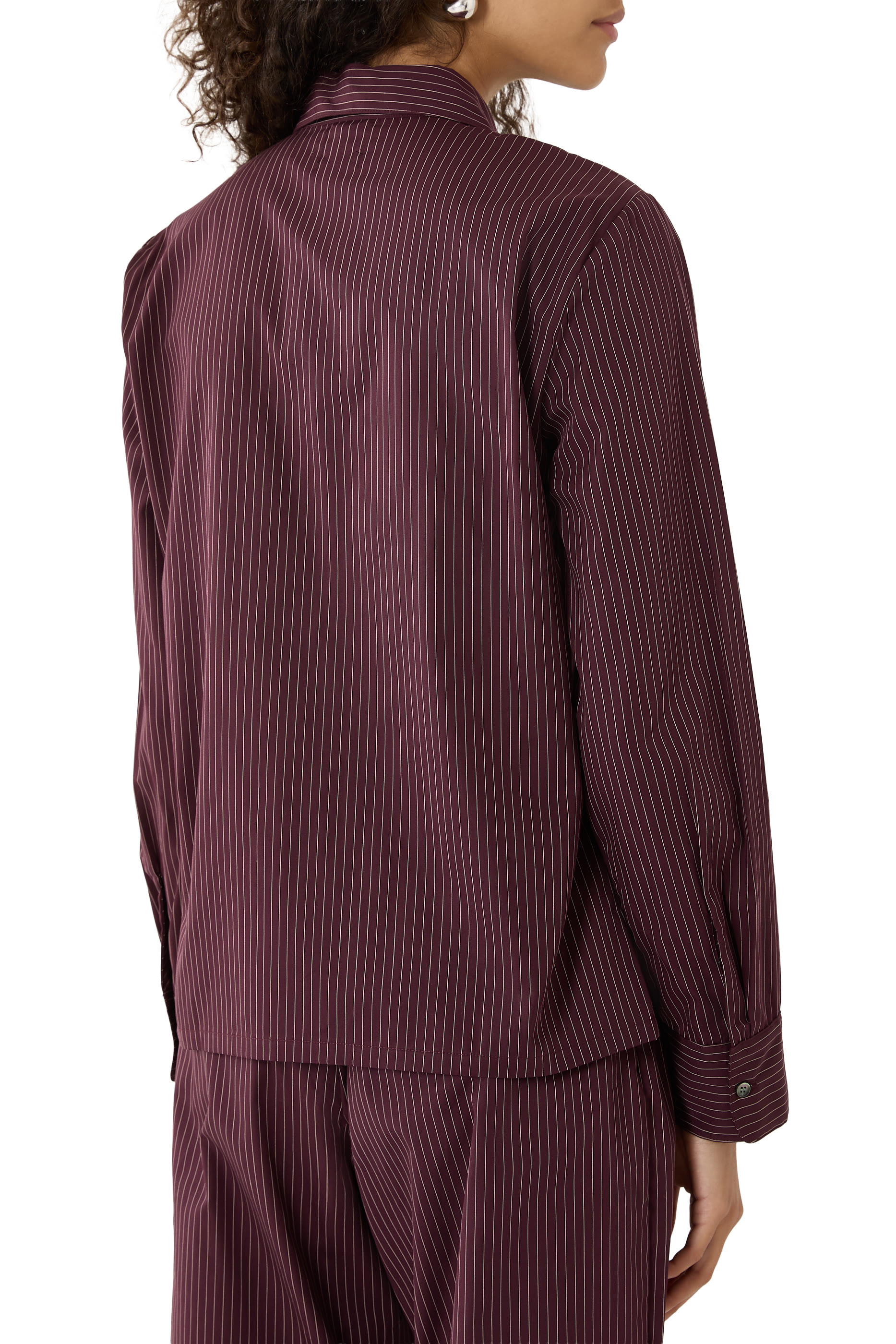 قميص يوشي مخطط بقصة ضيقة وأزرار للإغلاق