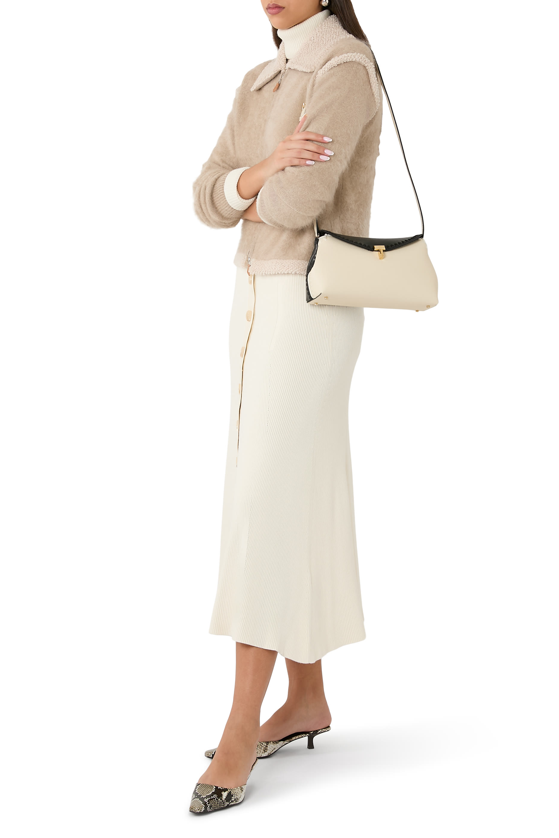 كلاتش بقفل بتصميم حرف T وتطريزات جلد