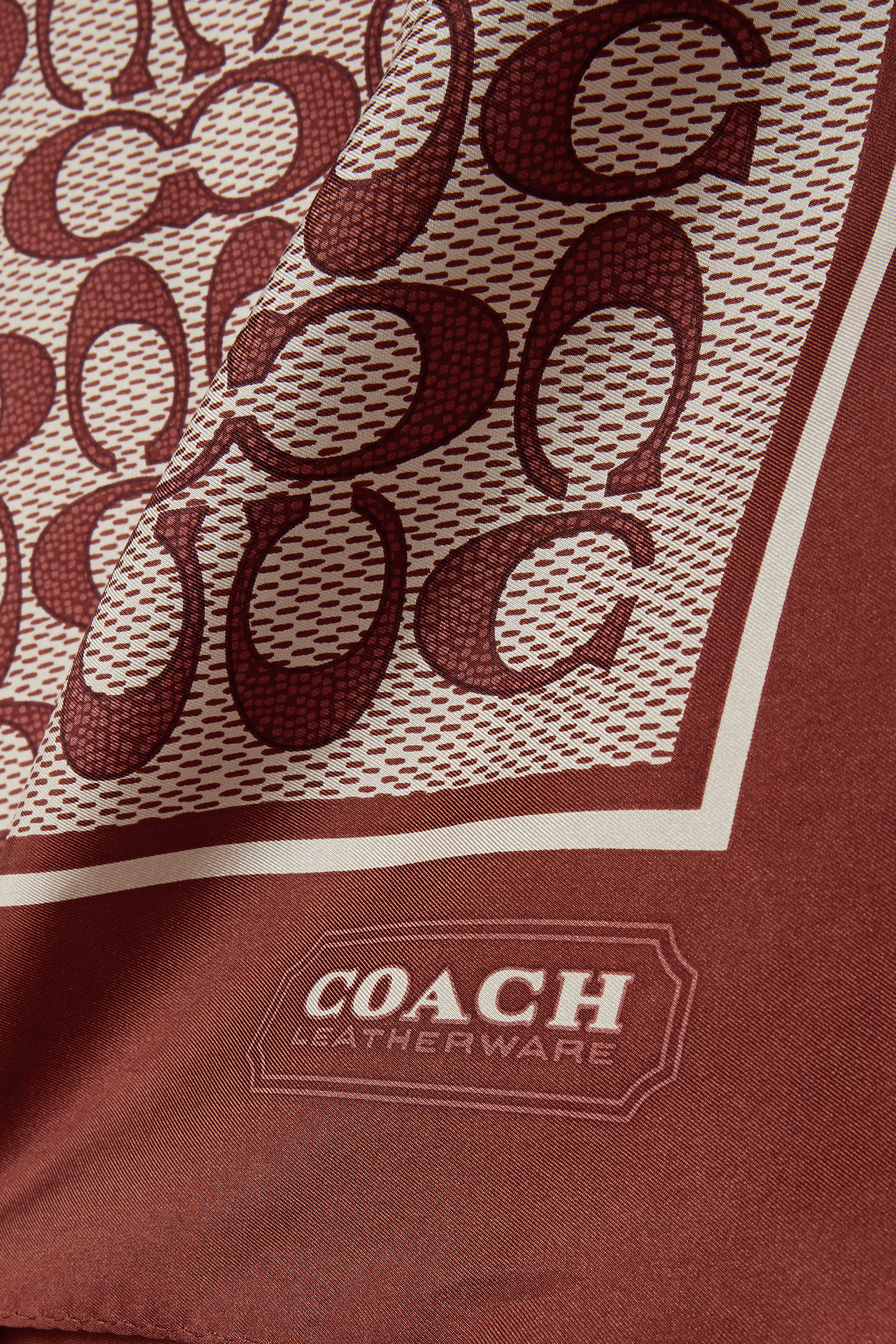 وشاح مربع كلاسيكي بطبعة شعار الماركة حرير