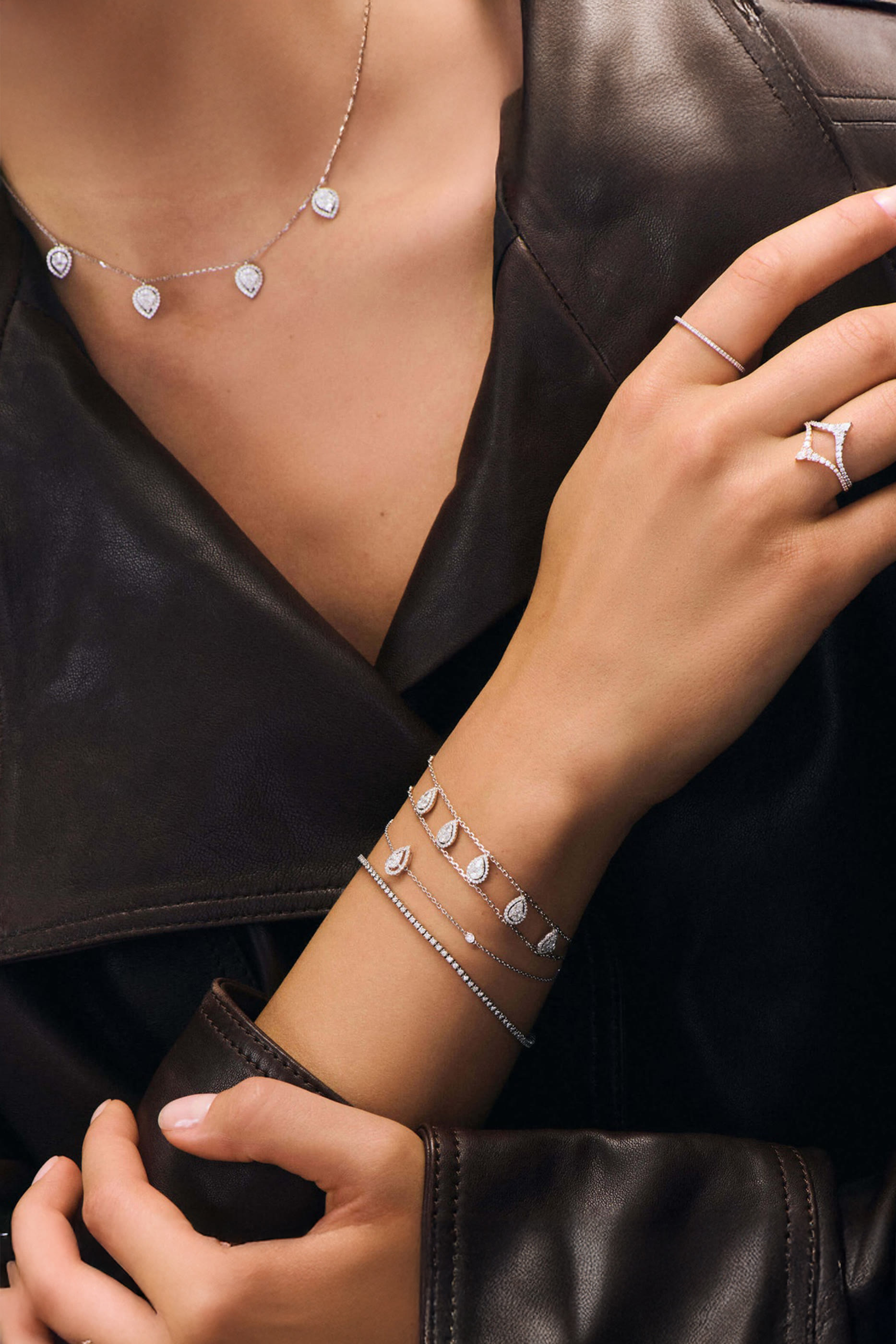 سوار إيكلات مرصع بخمس ماسات بتصميم إجاصات، ذهب أبيض عيار 18