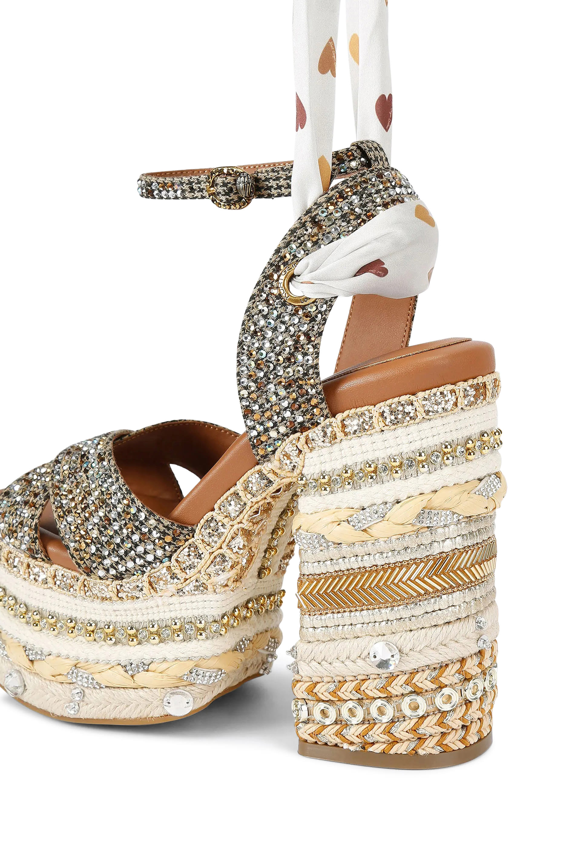 صندل تشيلسي 135 مزين بتفاصيل وشاح بنعل عريض