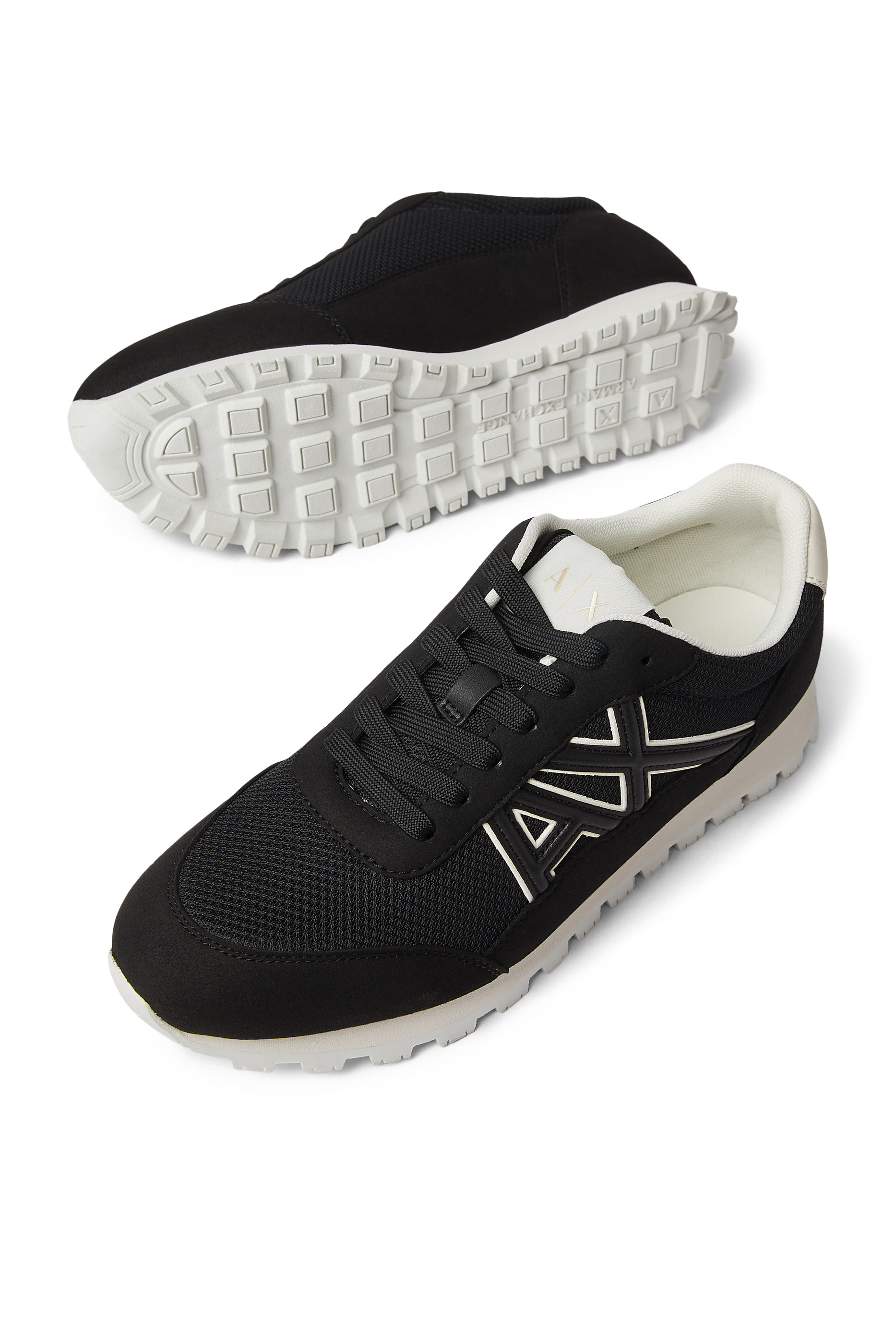 سنيكرز دروب بشعار الماركة على الجانب