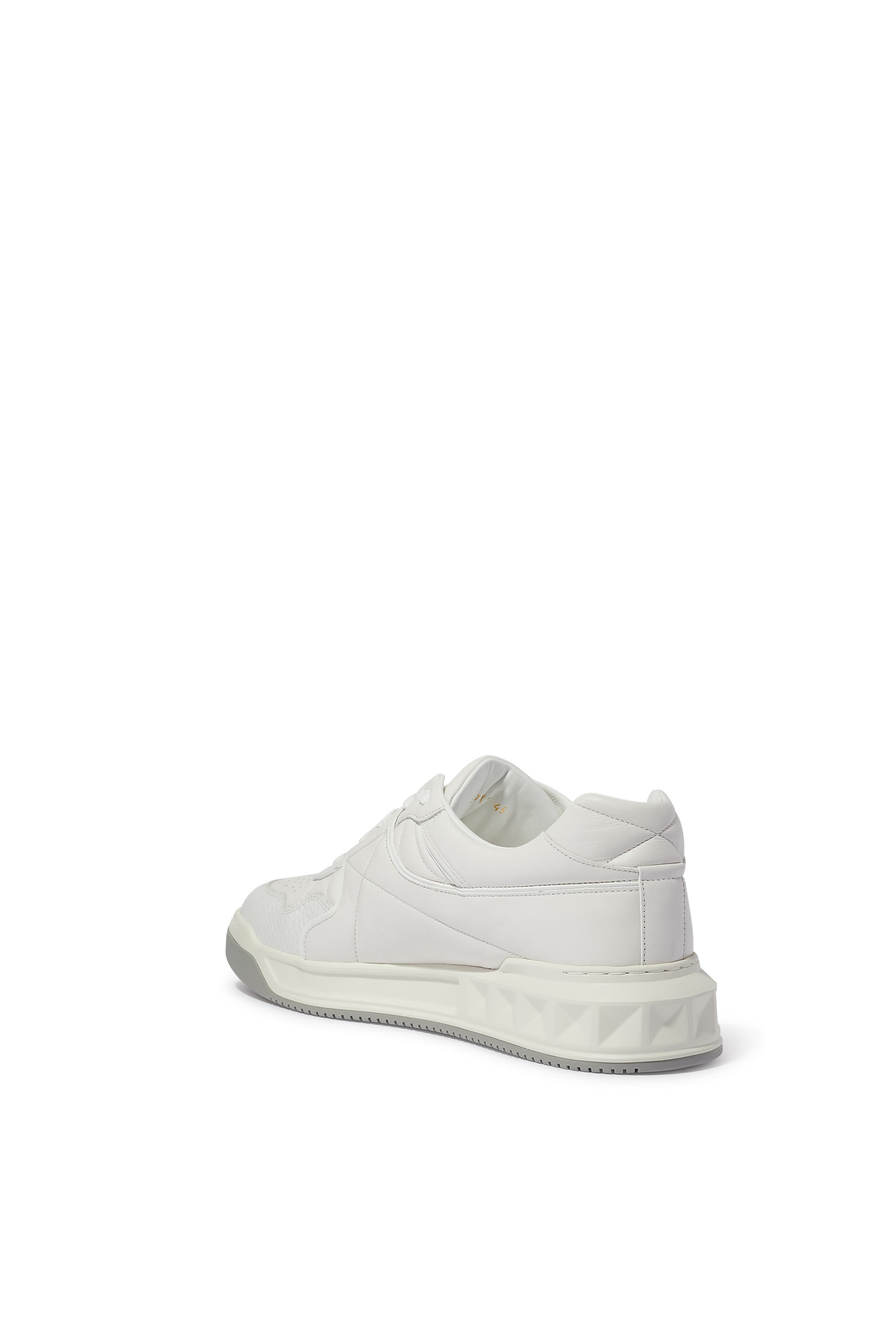 سنيكرز ون مزين بحلي هرمية