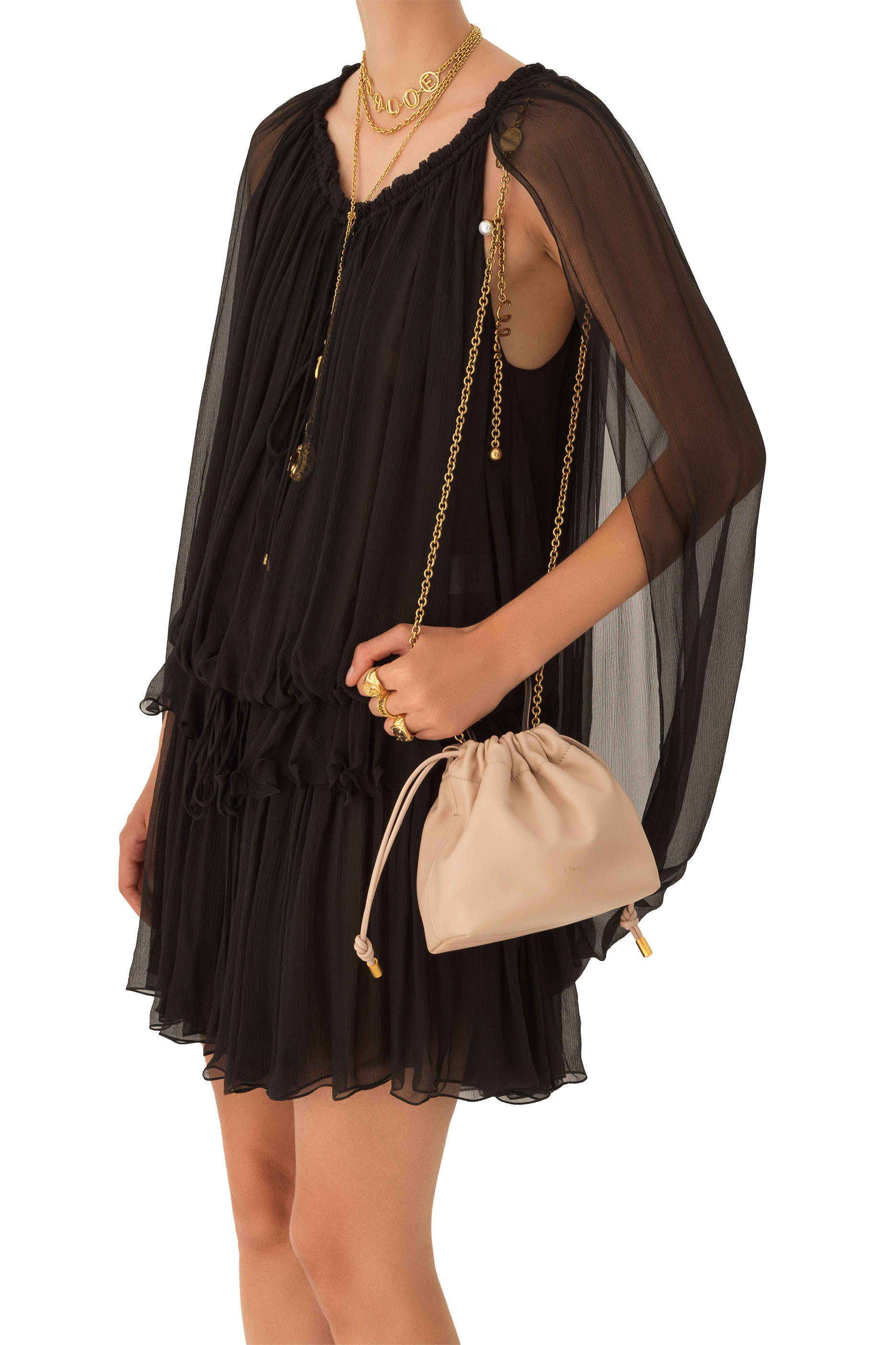 حقيبة كتف صغيرة بحلي مميزة للماركة