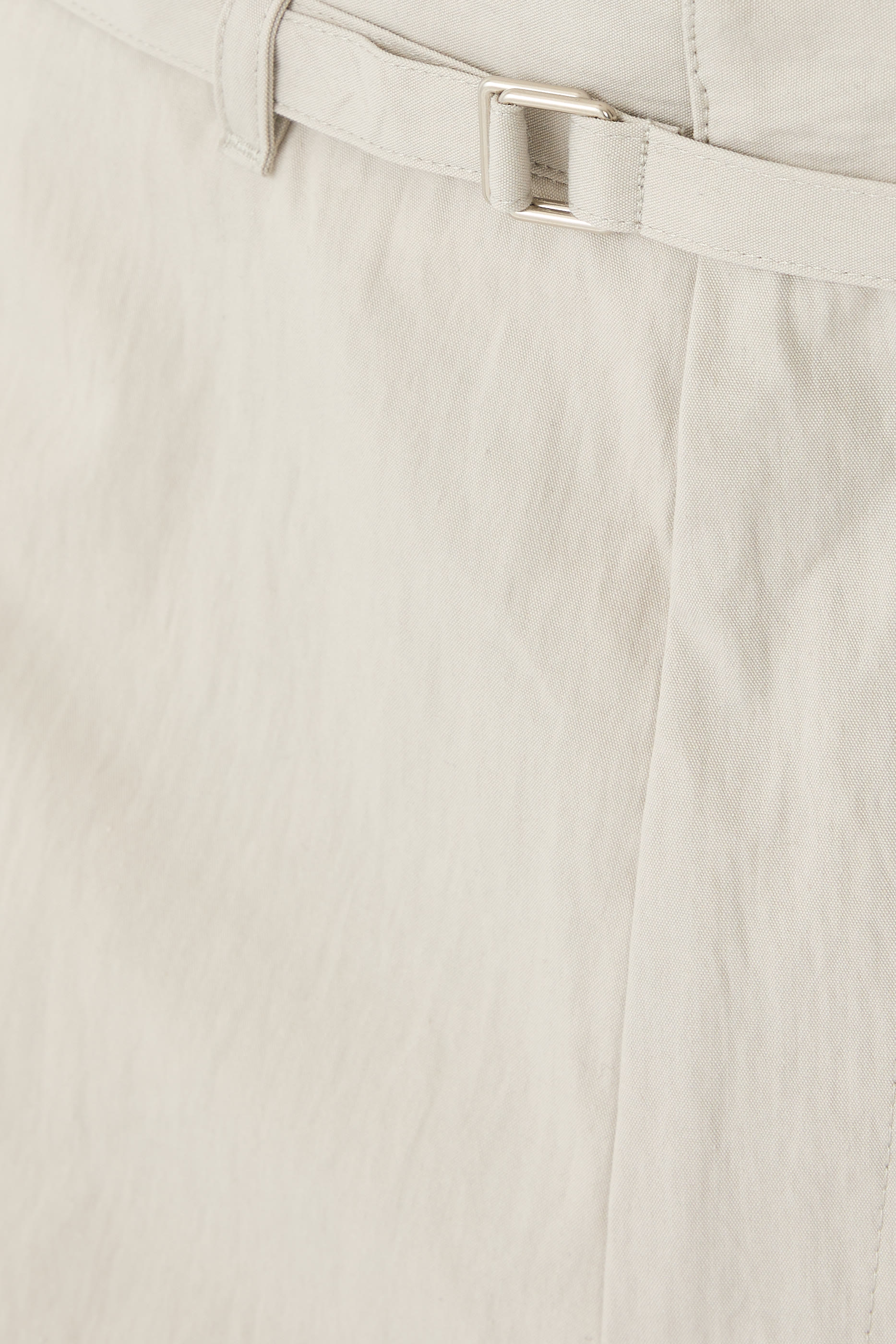 شورت بحزام وتصميم مقوس