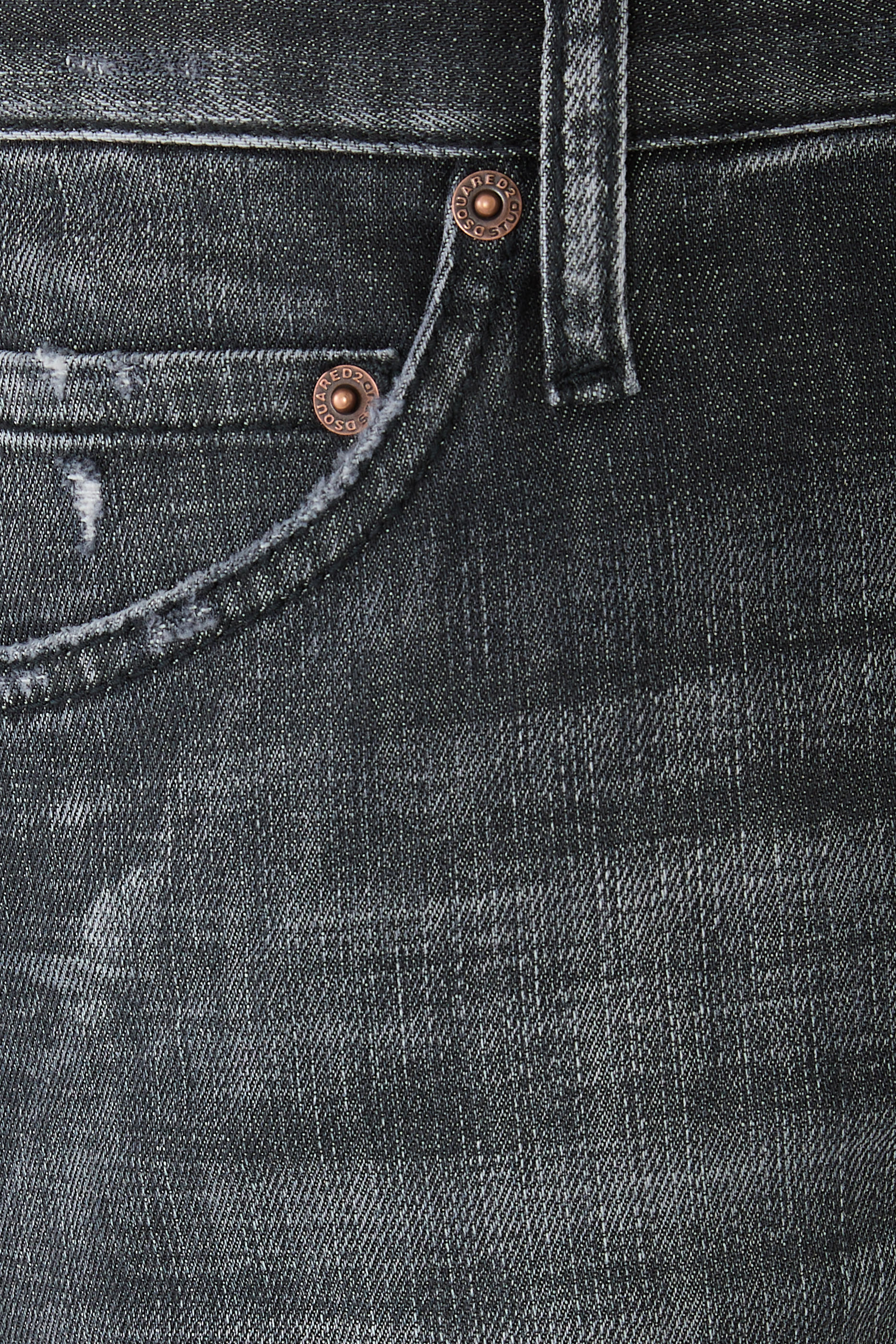 بنطال جينز بقصة ضيقة وتفاصيل بتصميم ملفوف