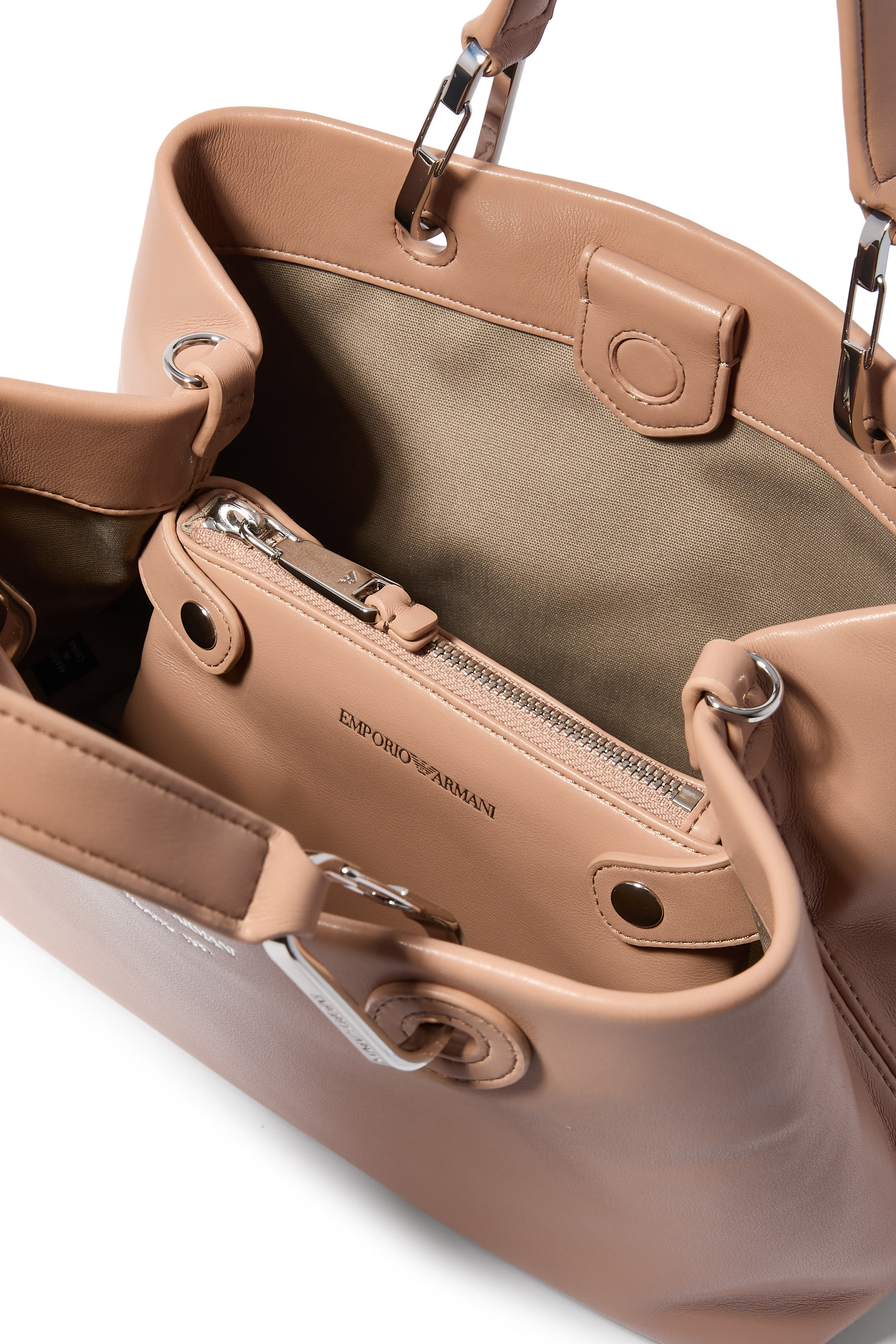 حقيبة يد بشعار الماركة