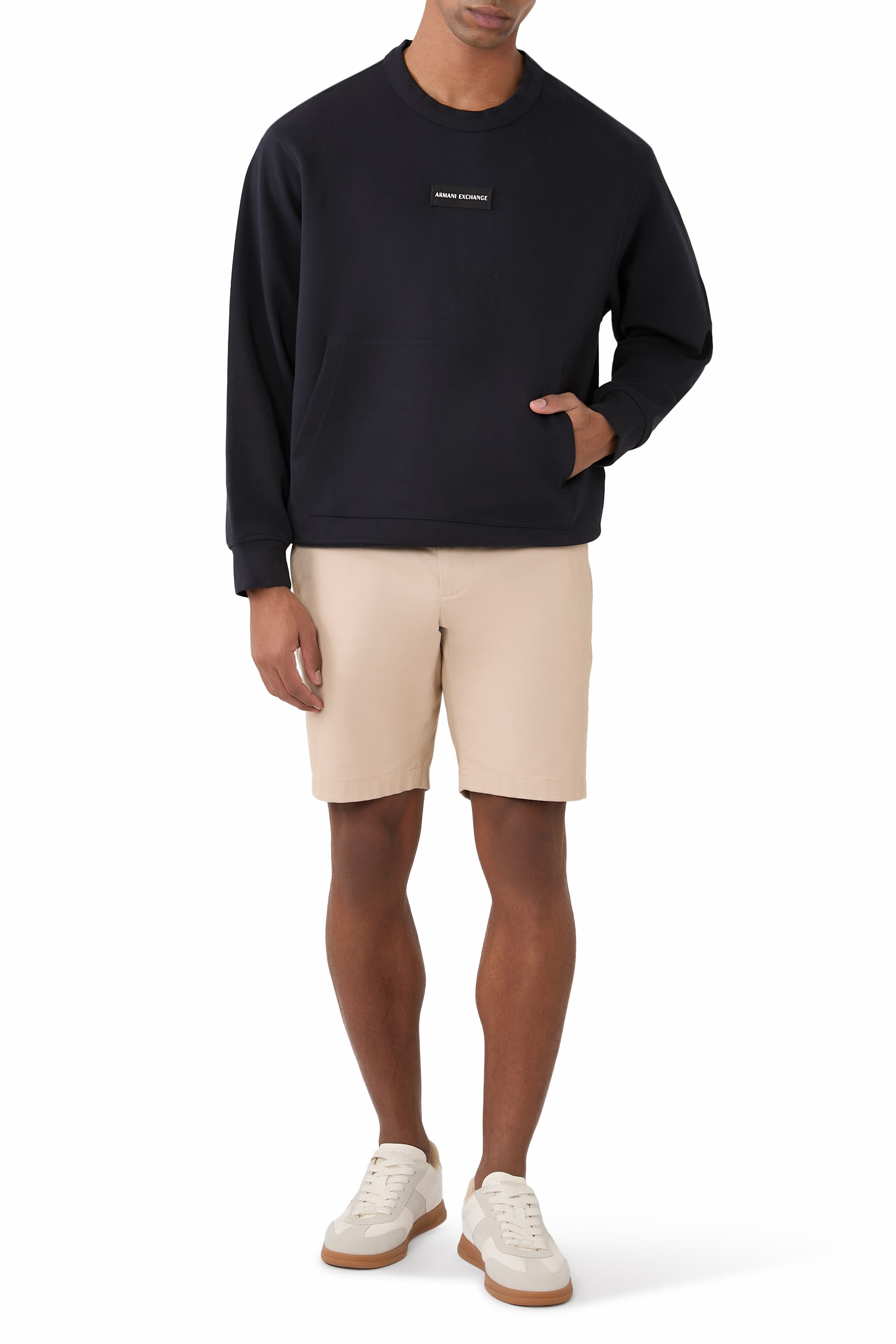 سويت شيرت بياقة ضيقة وشعار الماركة