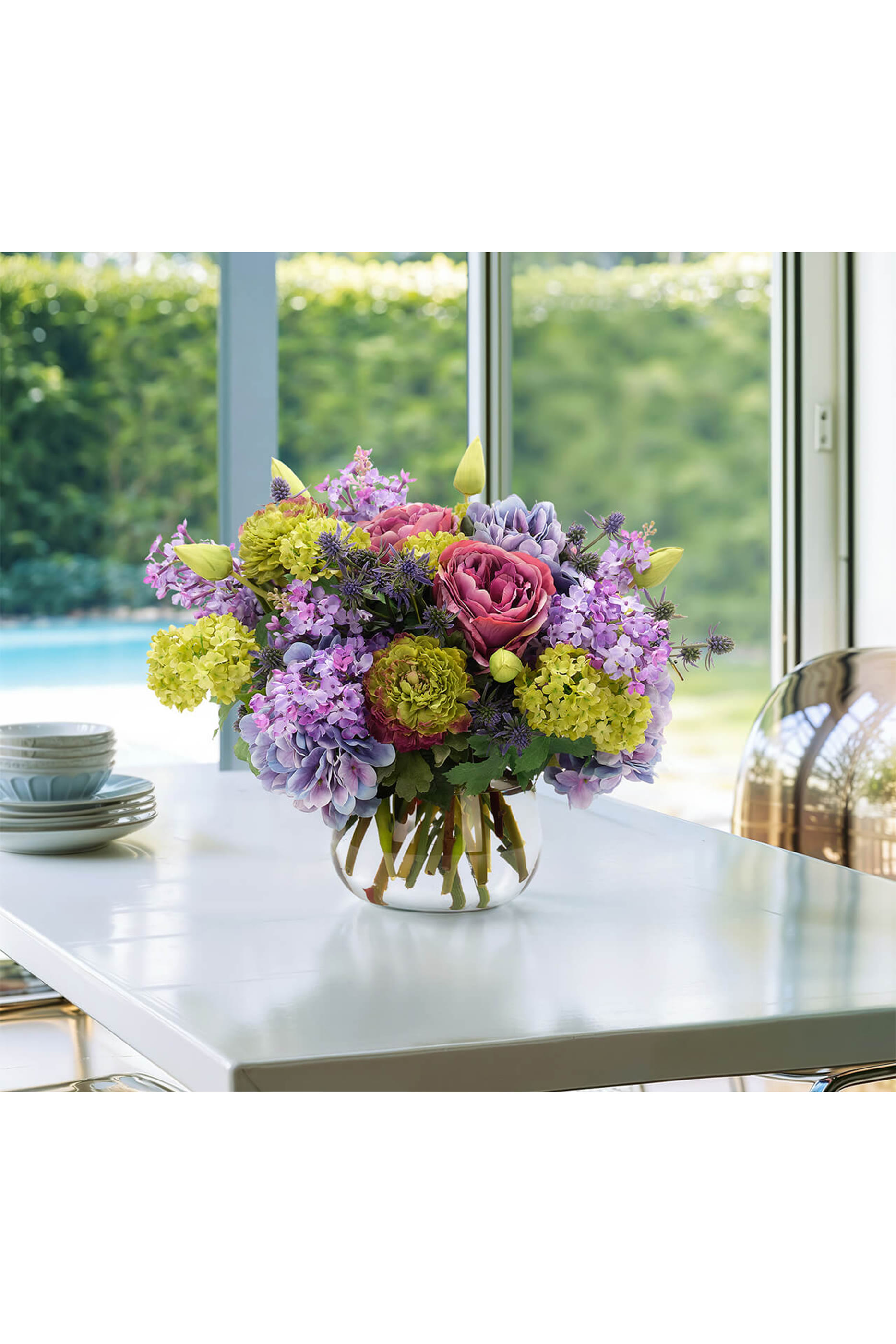 باقة ورود حريرية بتصميم لافندر وزهور بيضاء مستديرة حرير