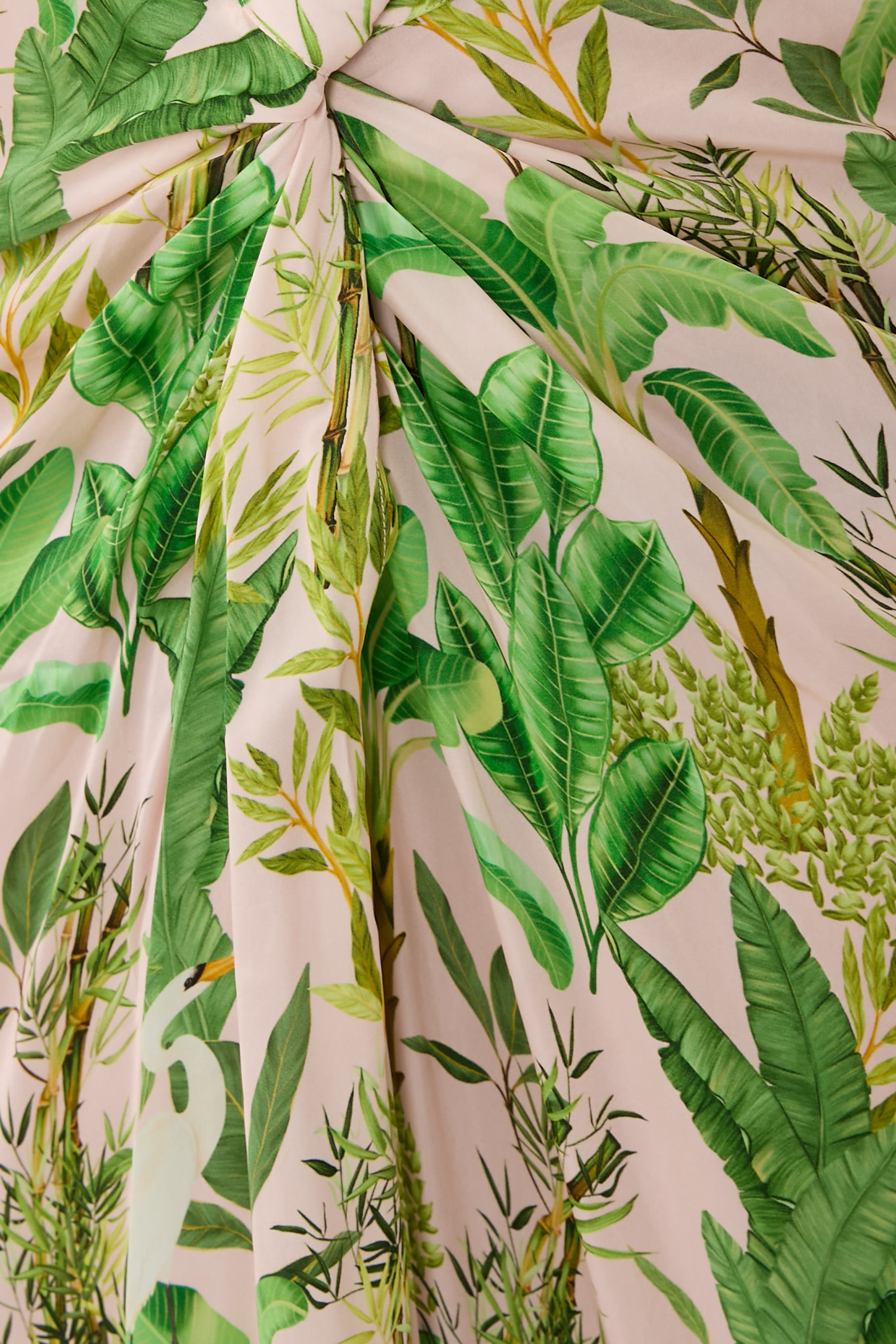 تنورة طويلة بنقشة استوائية وتفاصيل درابيه