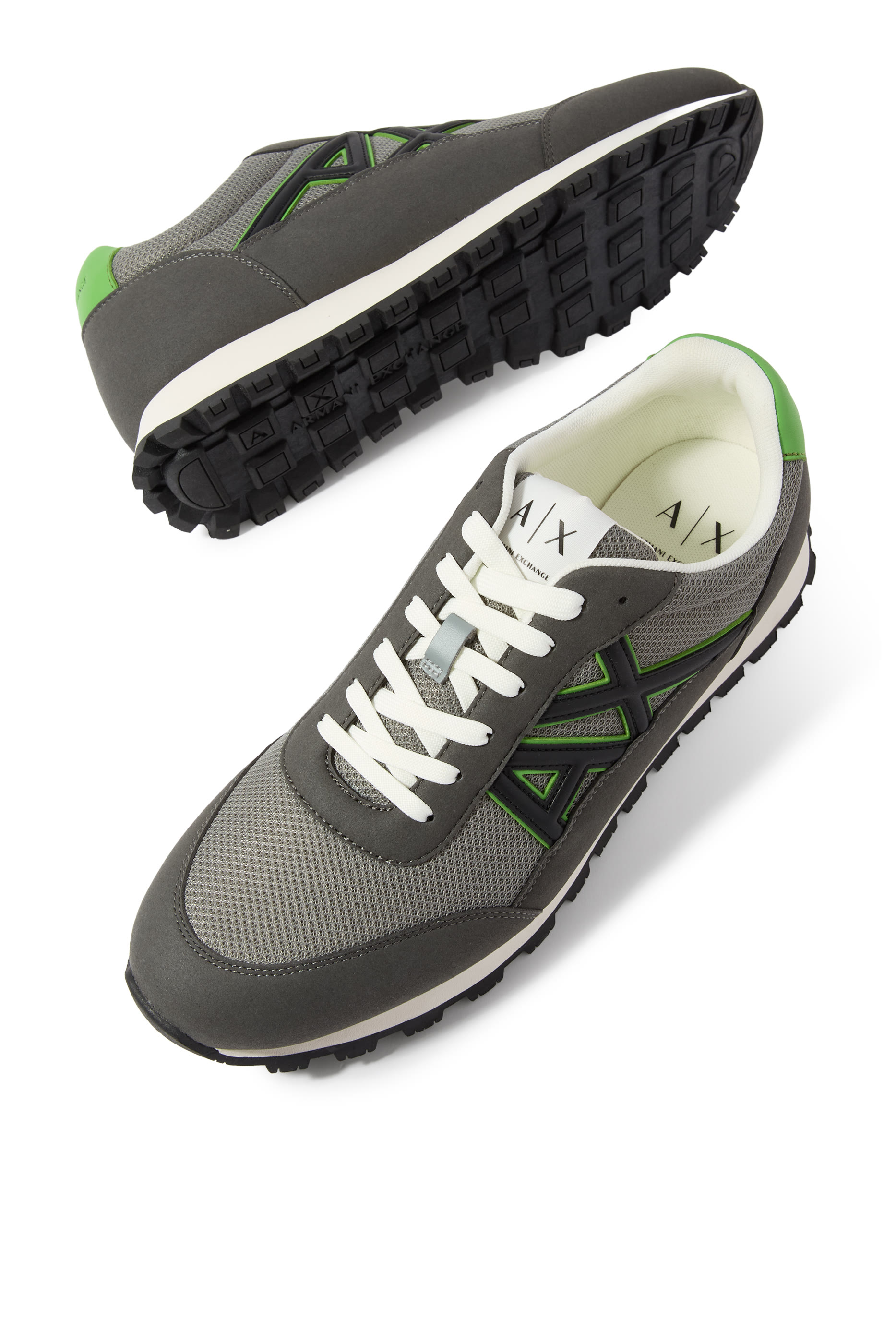 سنيكرز بكاحل منخفض ونقشة شعار الماركة على الجانب