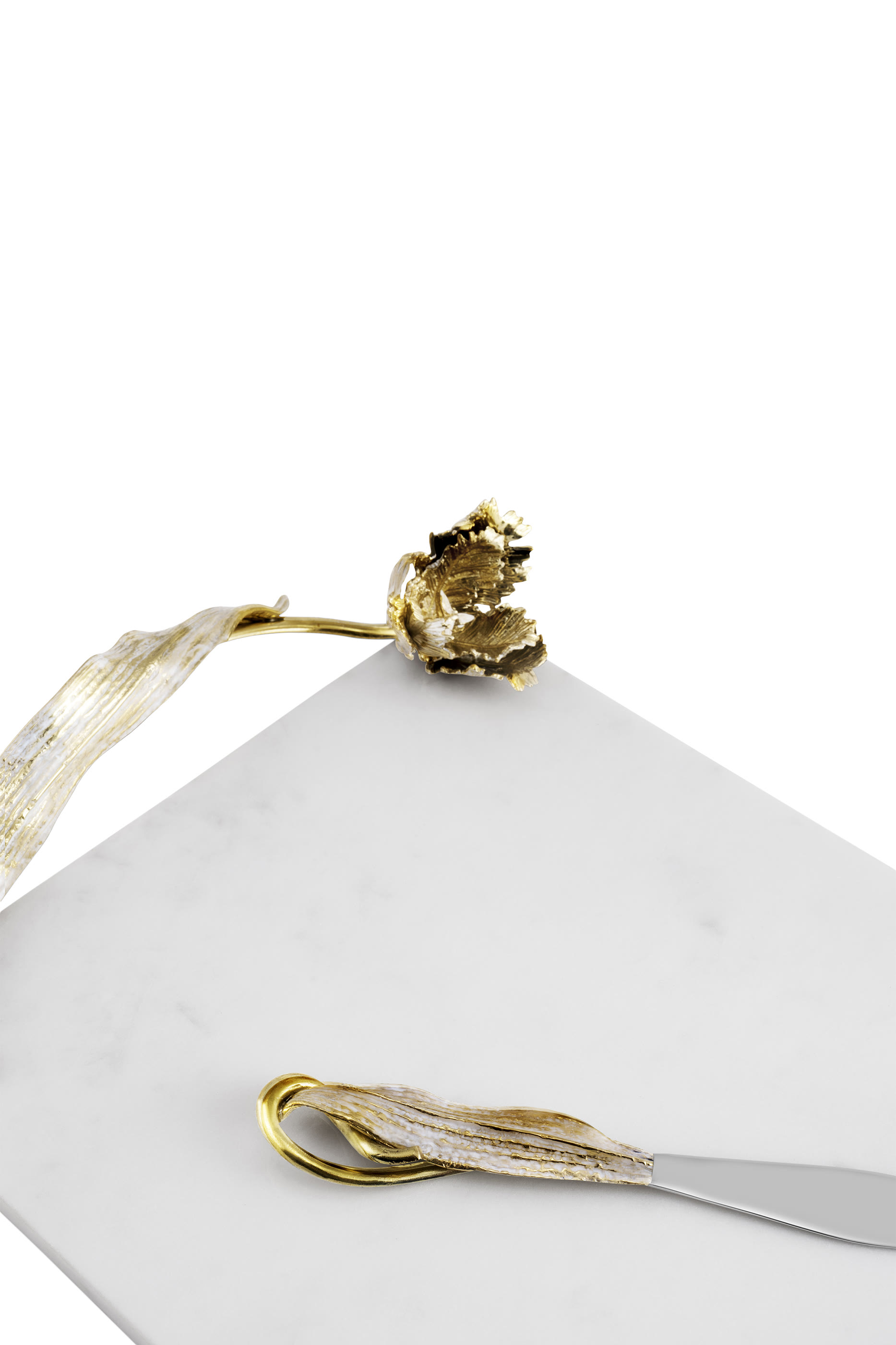 لوح جبن مزين بزهرة توليب مع سكين