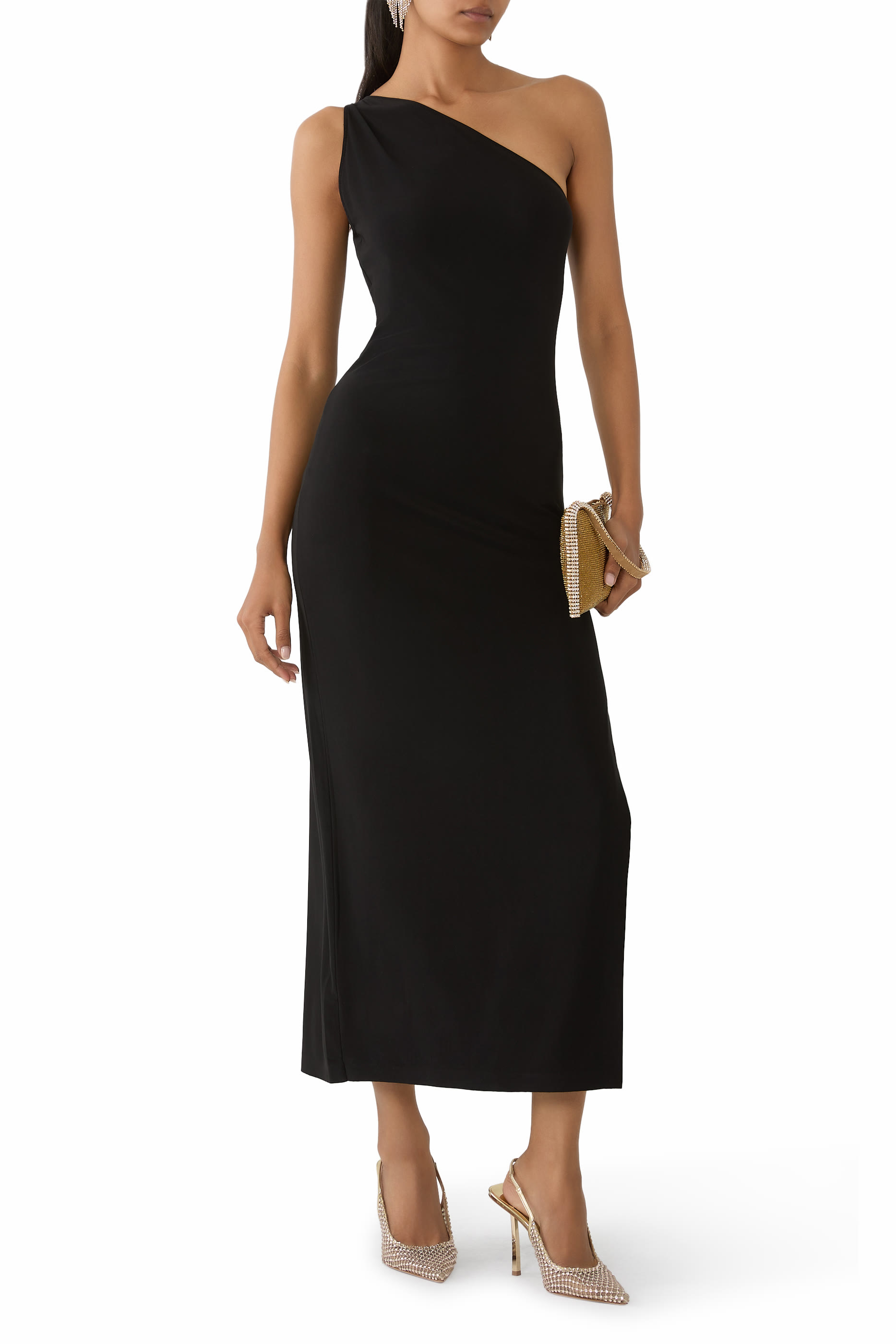 فستان طويل بكتف مكشوف