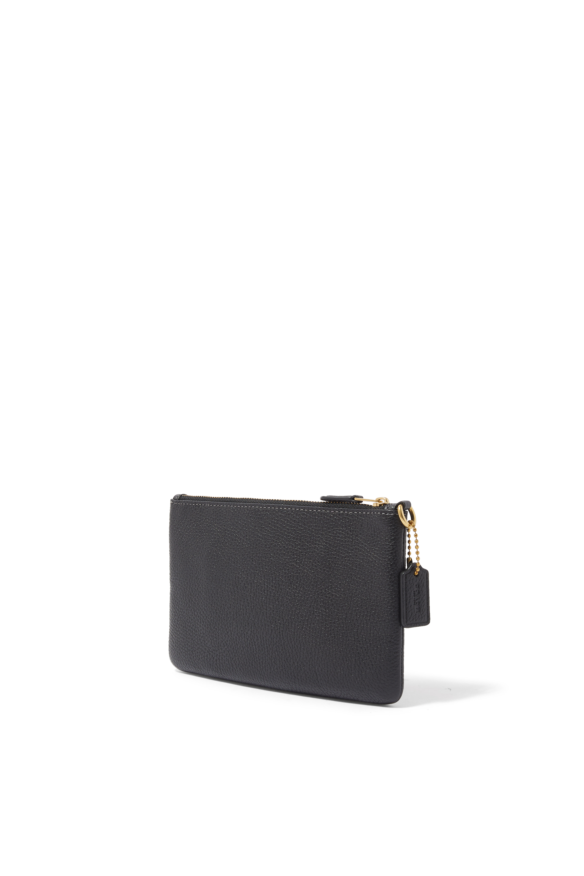 حقيبة بسوار معصم وحلية بحرف شعار الماركة