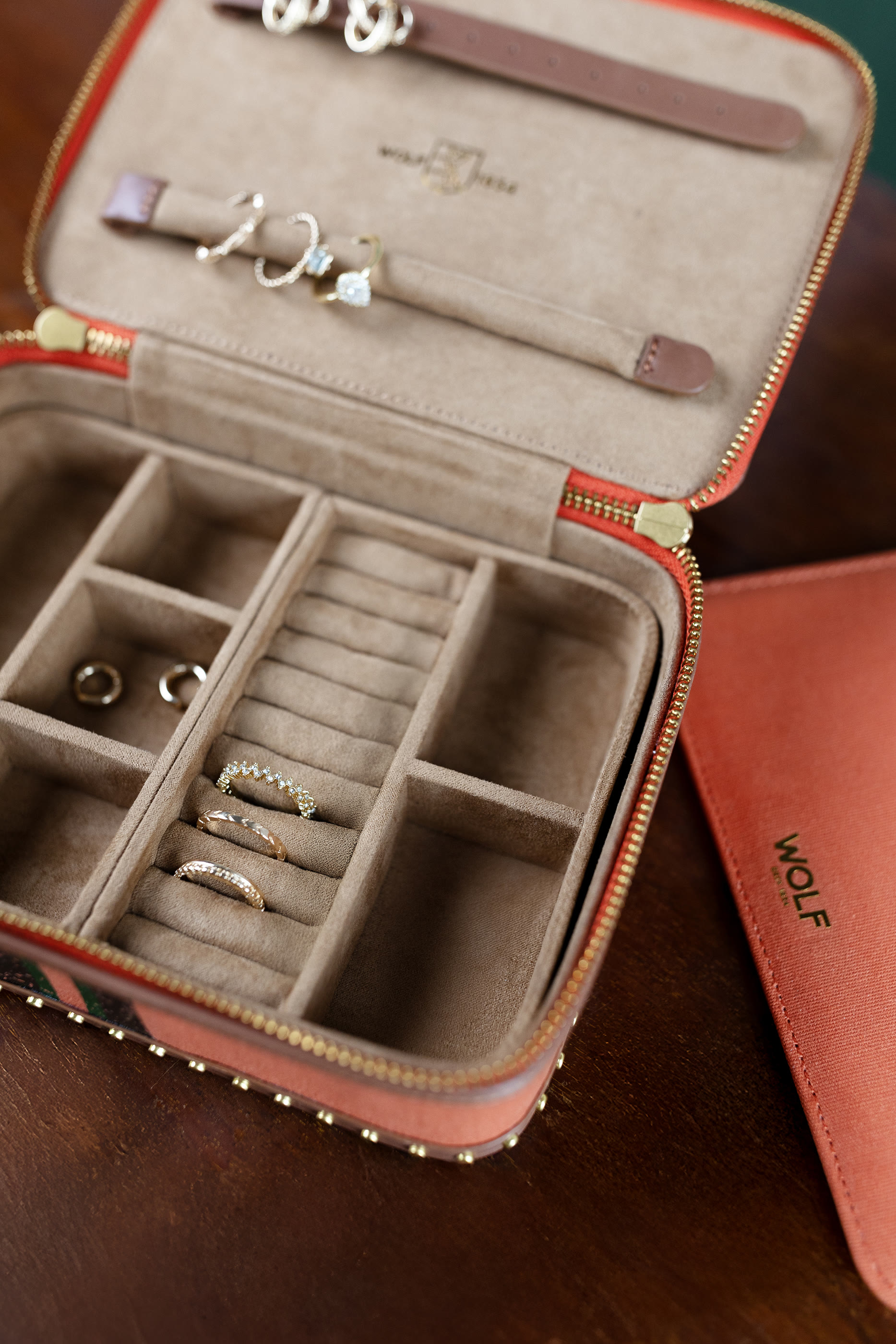 حافظة إيدا للسفر بمقبض وسحاب