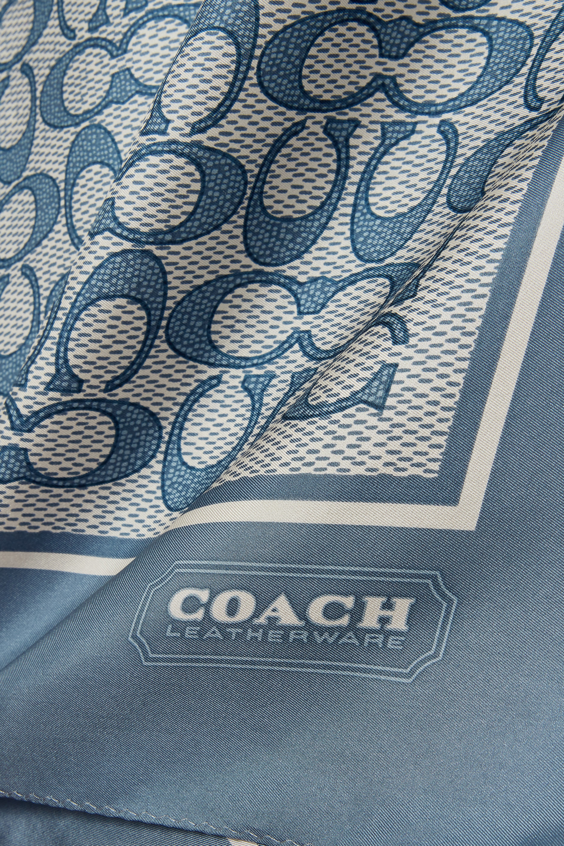 وشاح مربع كلاسيكي بطبعة شعار الماركة حرير