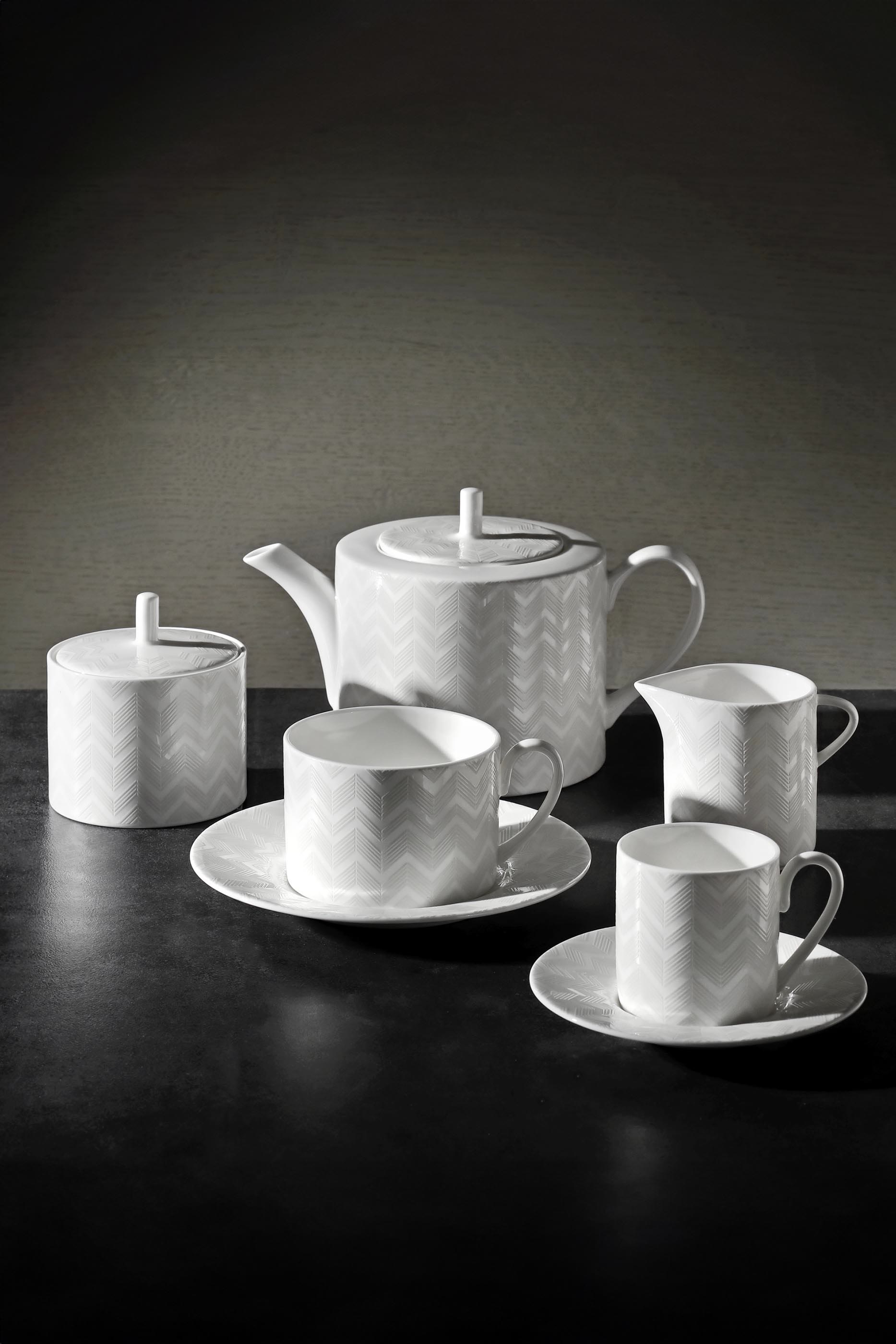 إبريق شاي بغطاء ونقشة خطوط متعرجة