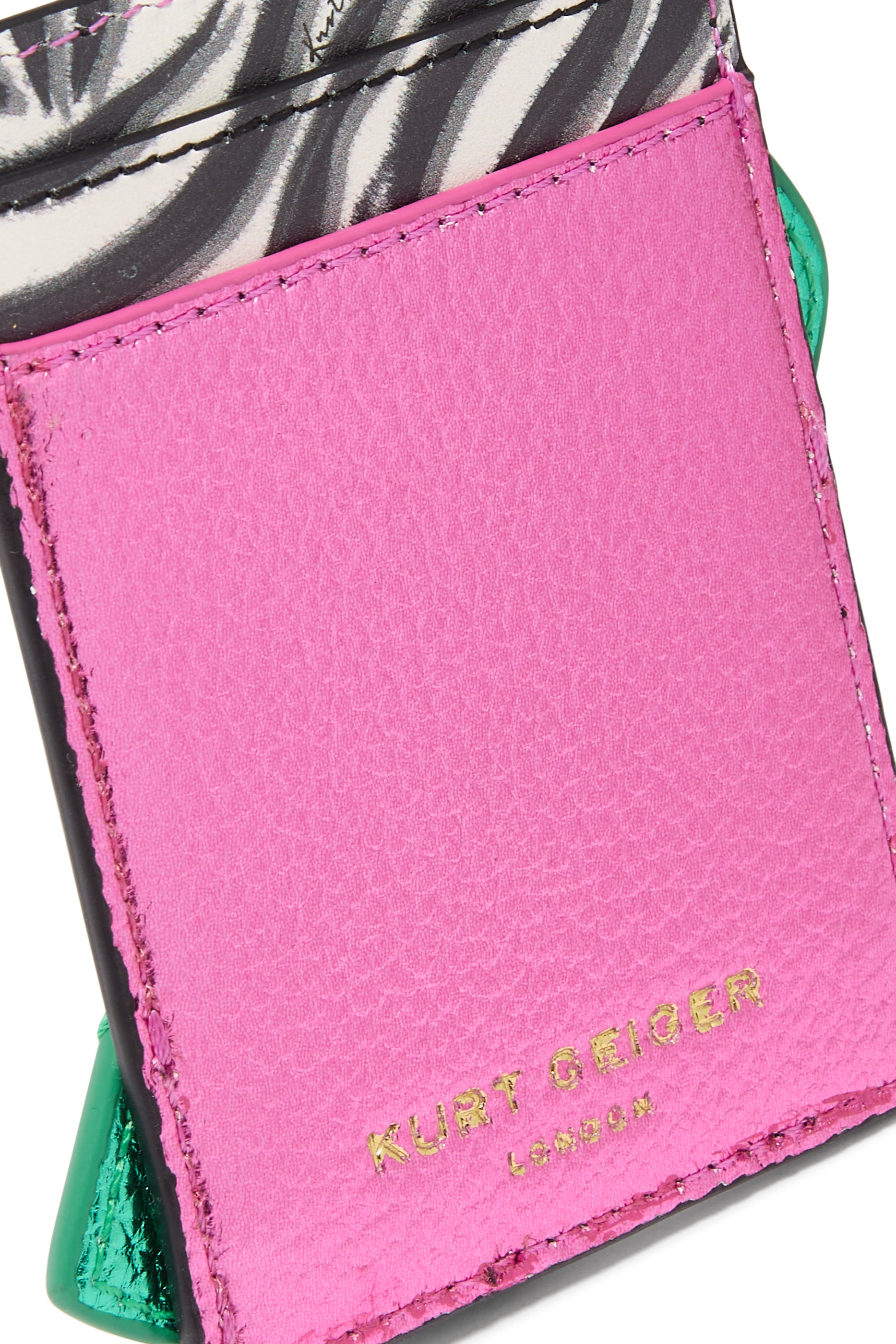 حافظة بطاقات مزينة بتفاصيل نظارة شمسية