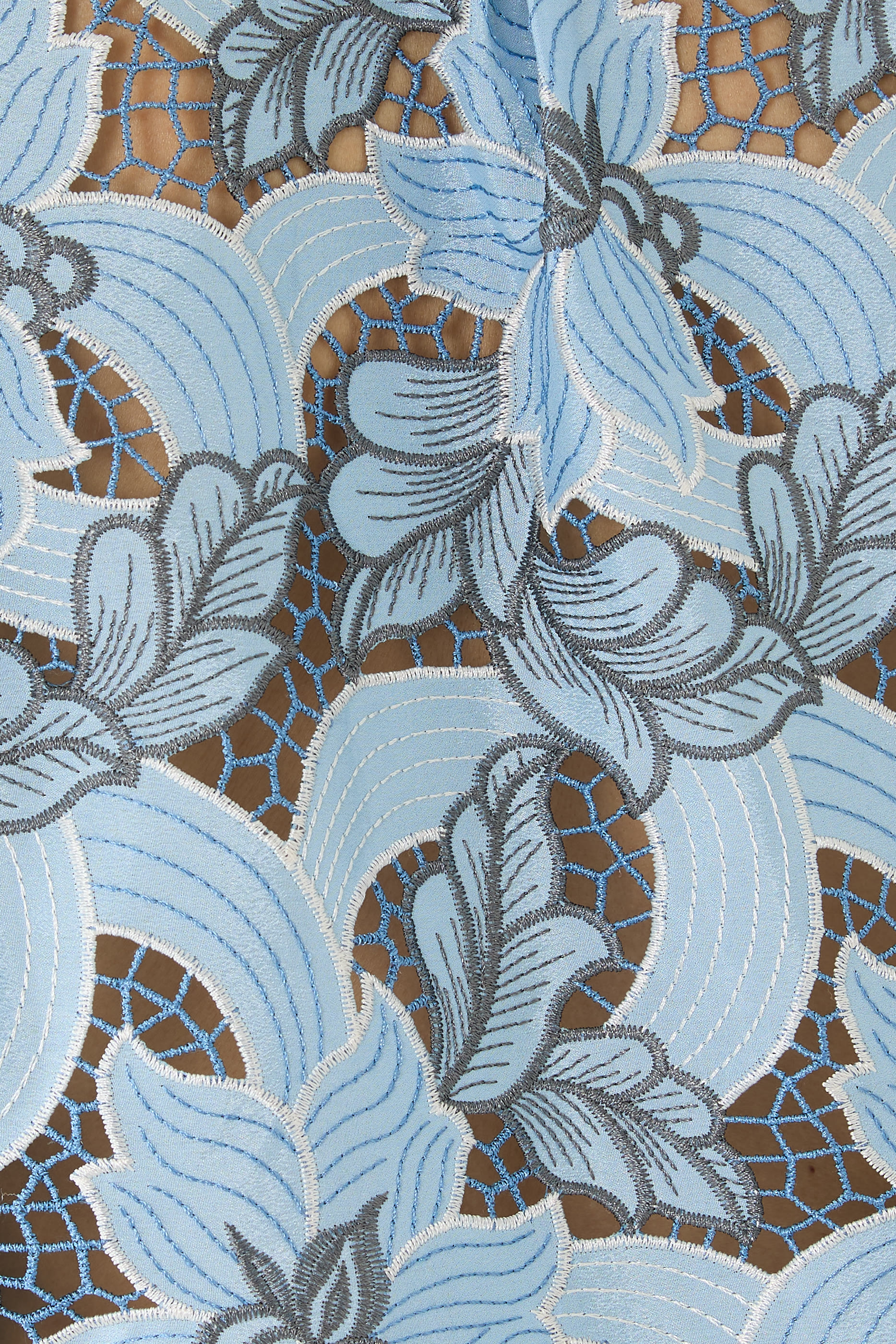 بلوزة أكيمي قصيرة بتطريزات مفرغة