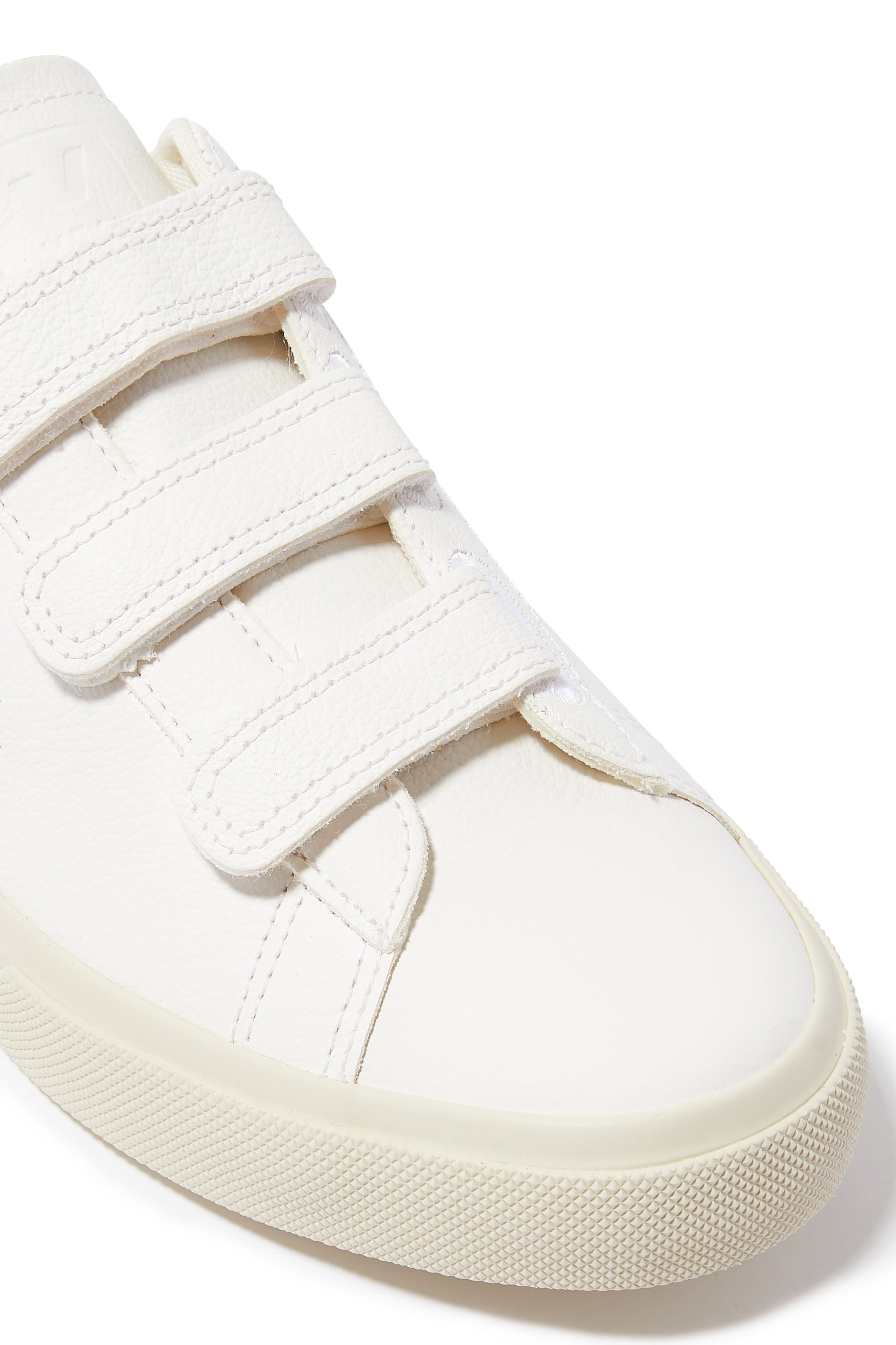 سنيكرز ريكلايف جلد خالي من الكروم