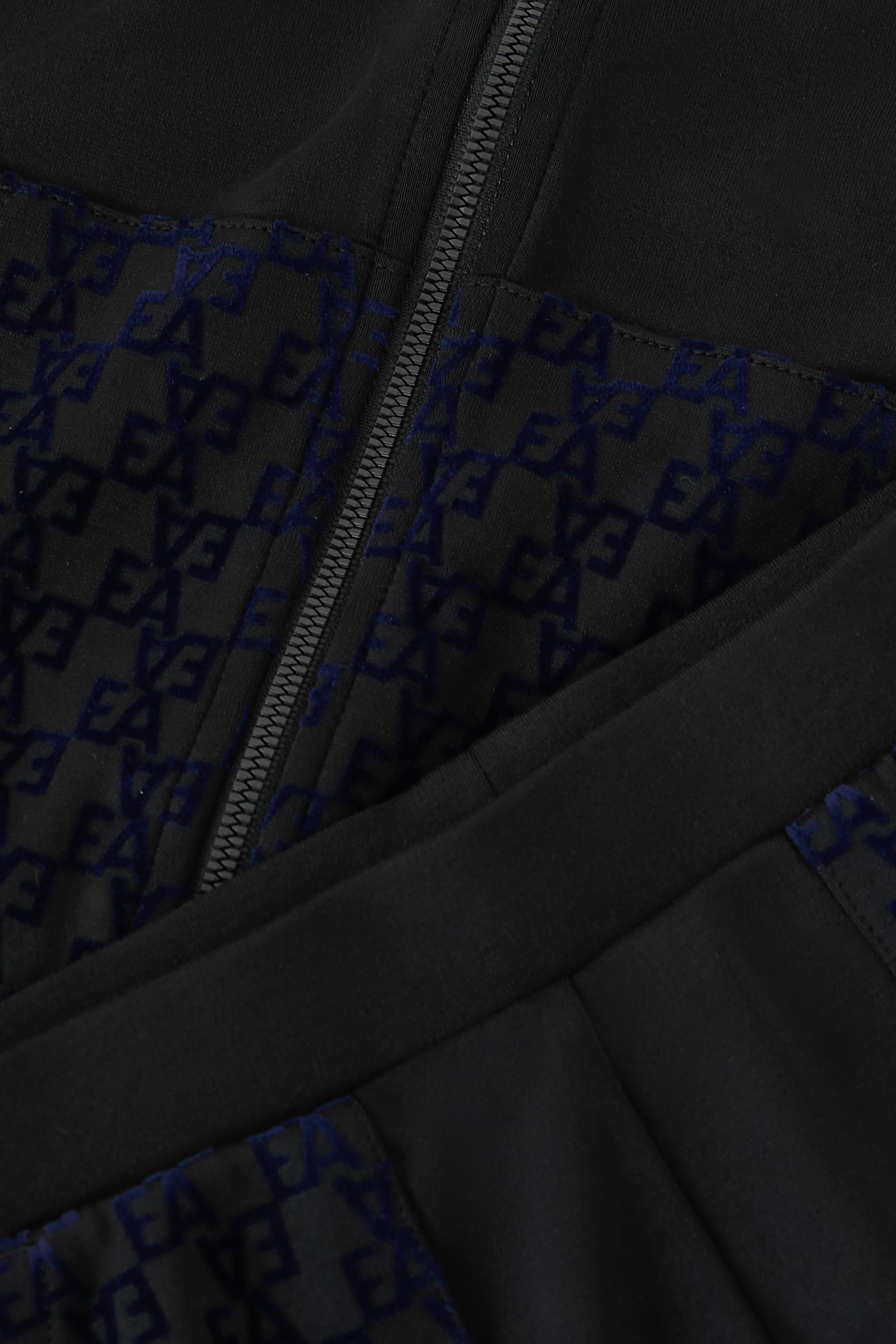 بدلة رياضية بجيوب بشعار الماركة بملمس بارز للأطفال