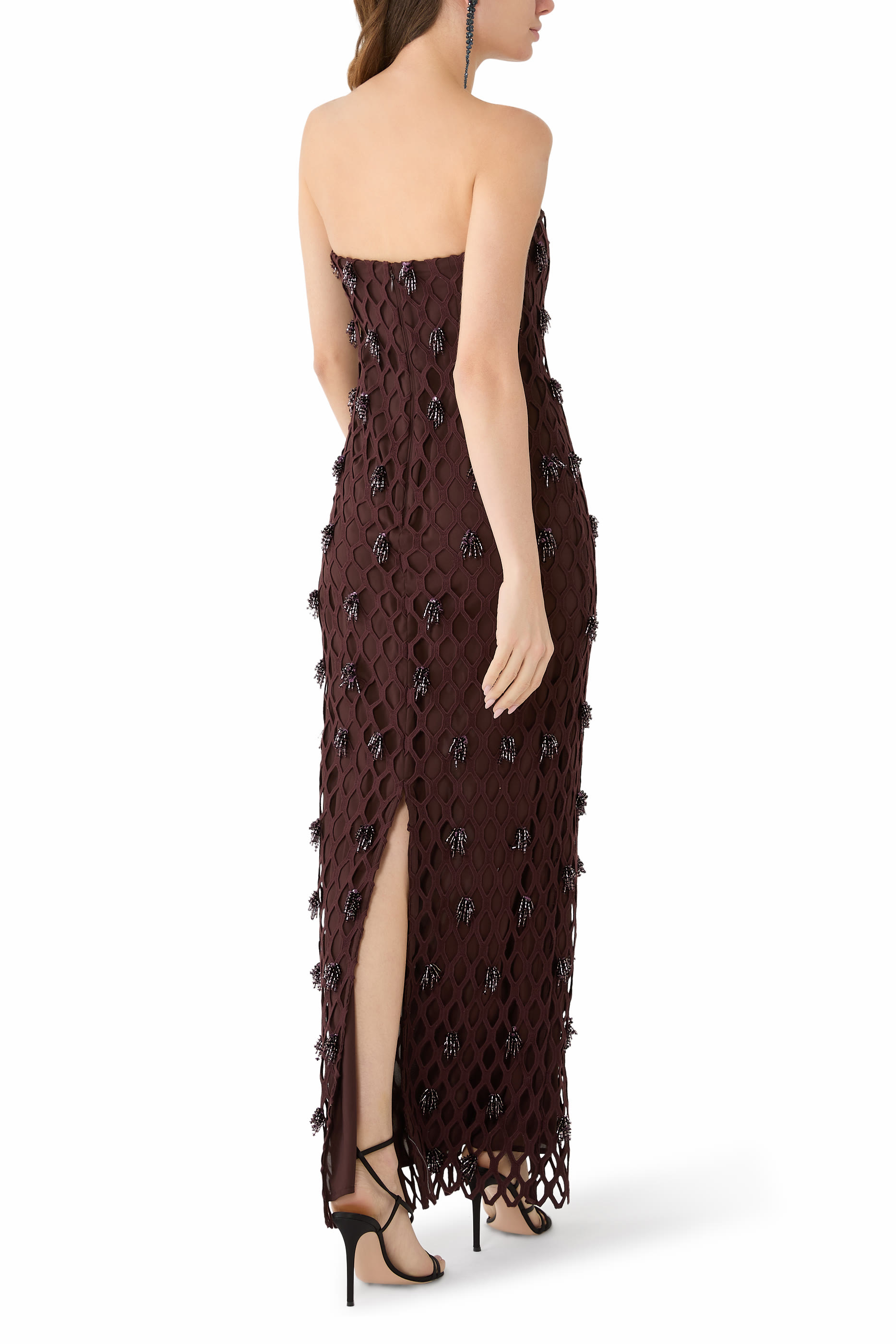 فستان سهرة إيريديسا بصدرية بلا حمالات ومطرز بنسيج متشابك