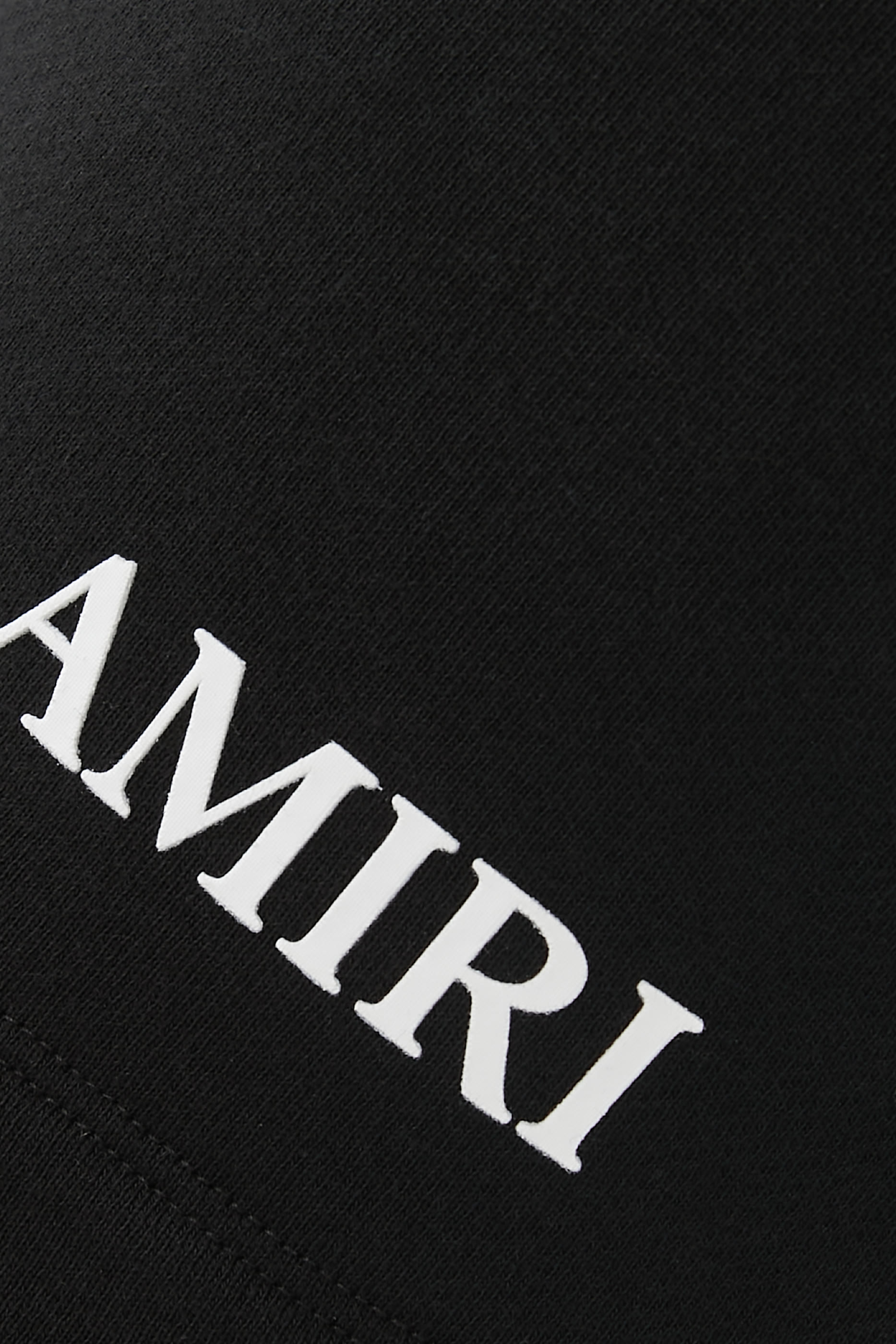 شورت بشعار الماركة