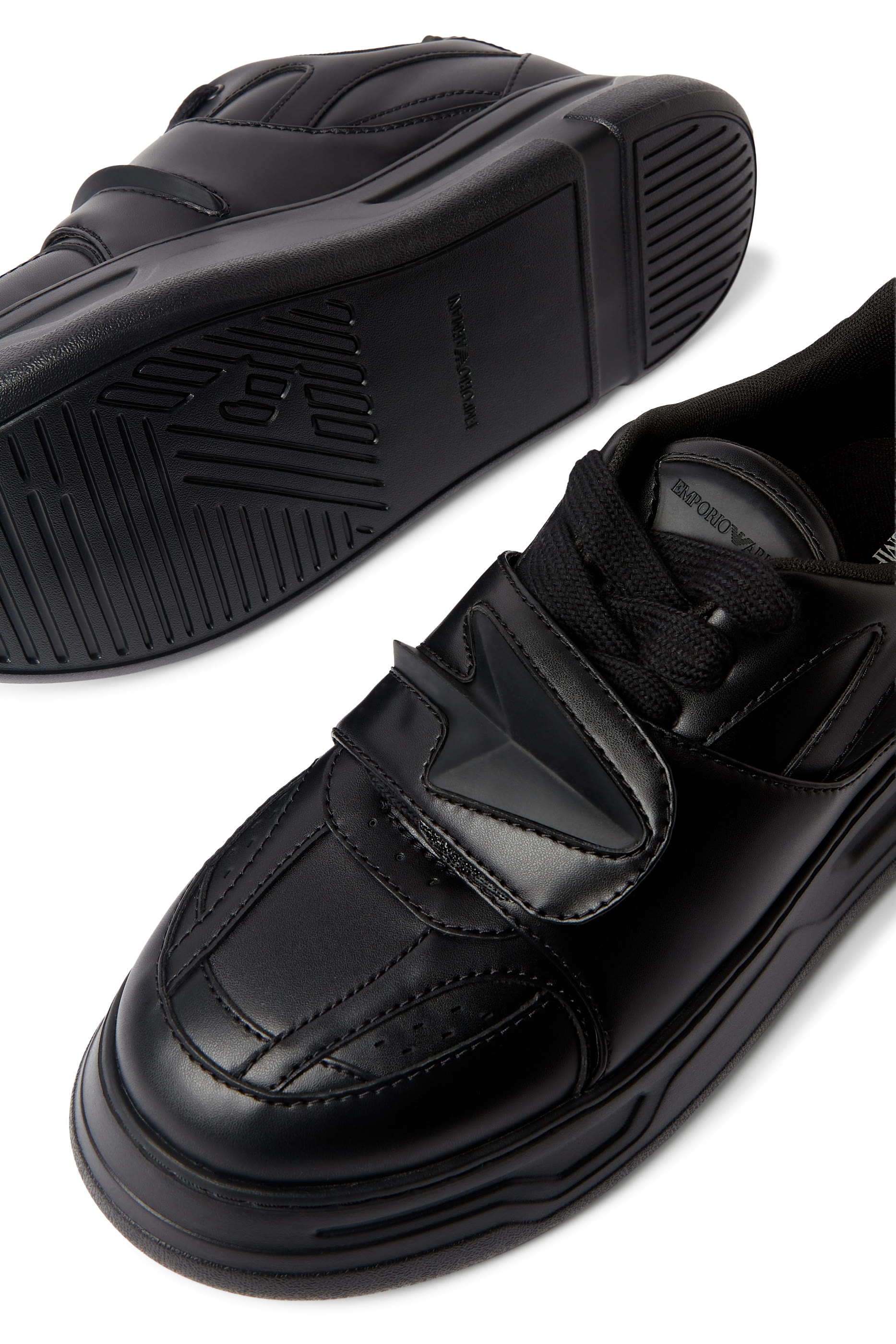 سنيكرز بنعل عريض بإغلاق فيلكرو